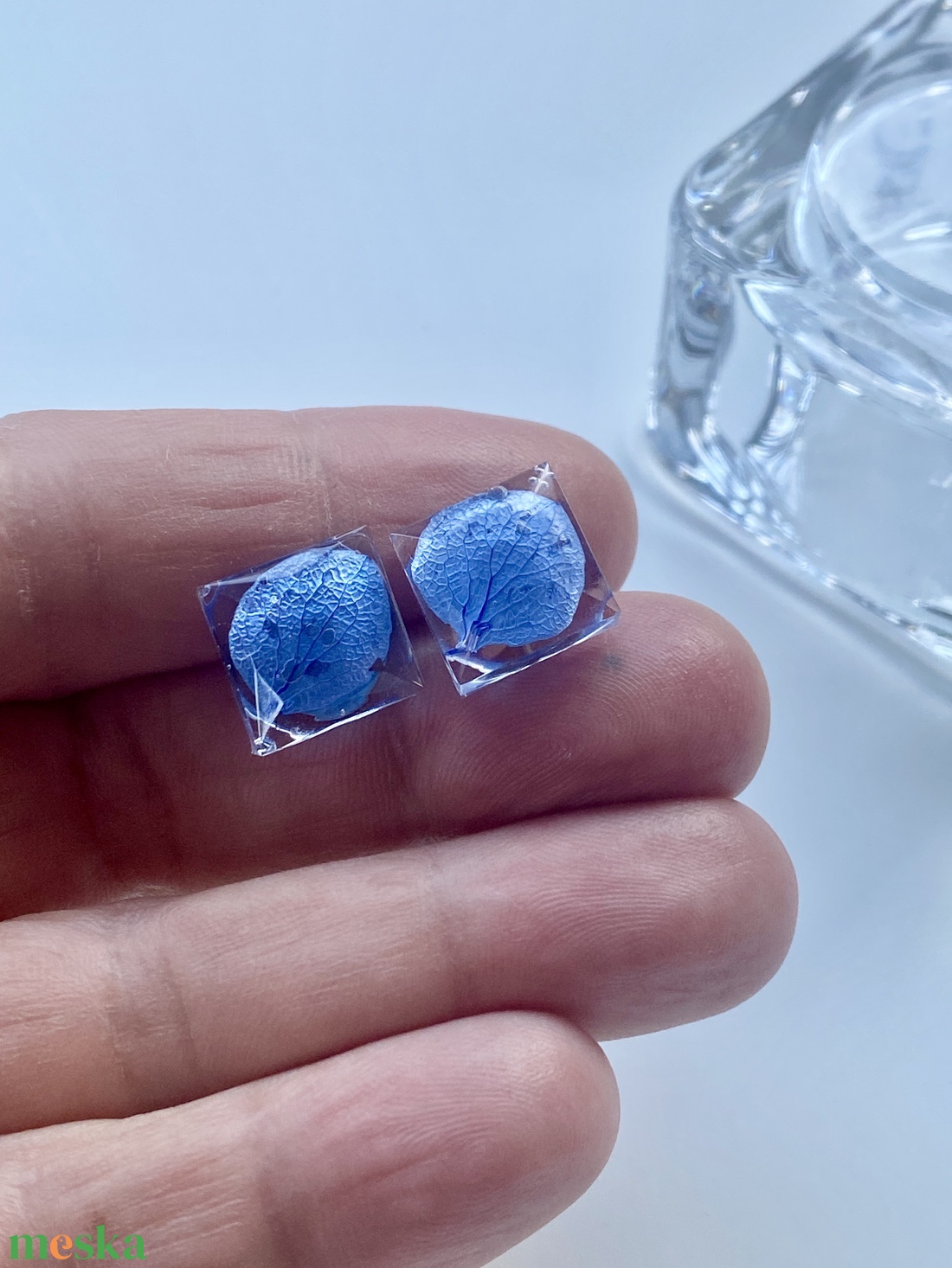 Kék mini hortenzia ,epoxi gyanta beszúrós fülbevaló - ékszer - fülbevaló - pötty fülbevaló - Meska.hu