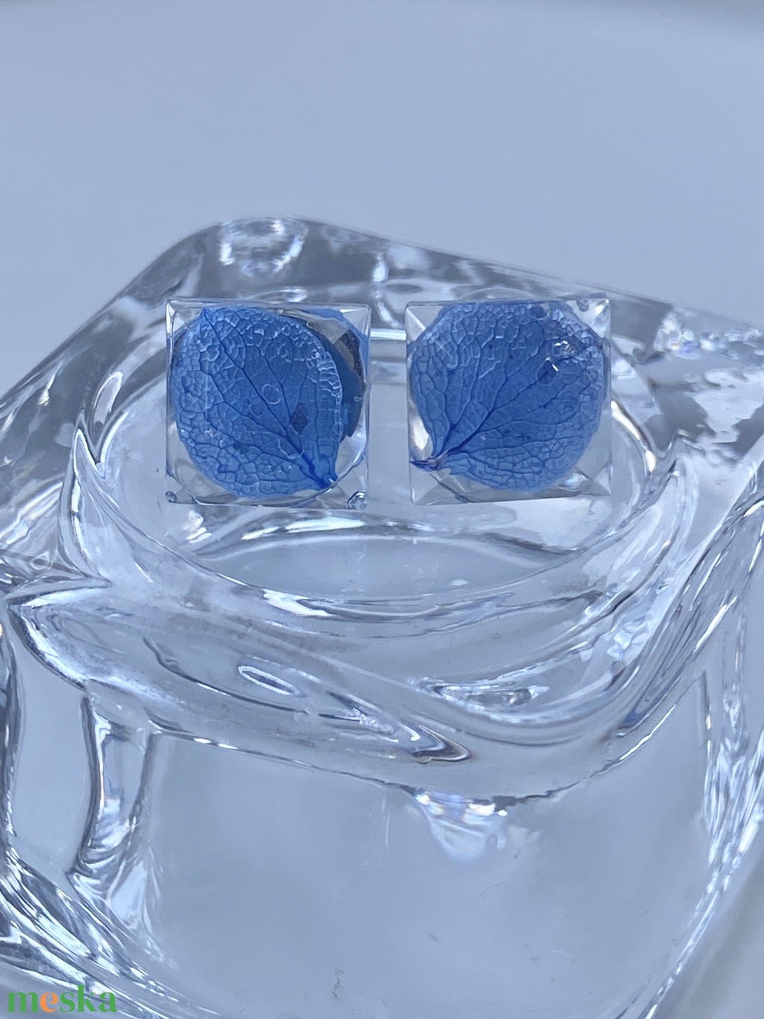 Kék mini hortenzia ,epoxi gyanta beszúrós fülbevaló - ékszer - fülbevaló - pötty fülbevaló - Meska.hu