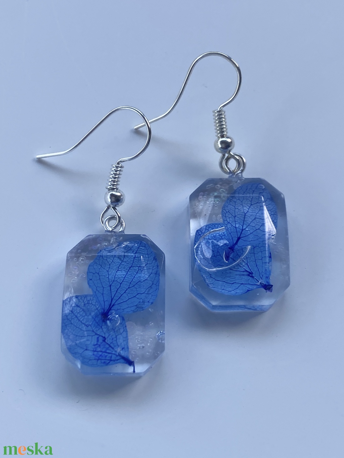 Kék mini hortenzia ,epoxi gyanta fülbevaló - ékszer - fülbevaló - lógó fülbevaló - Meska.hu