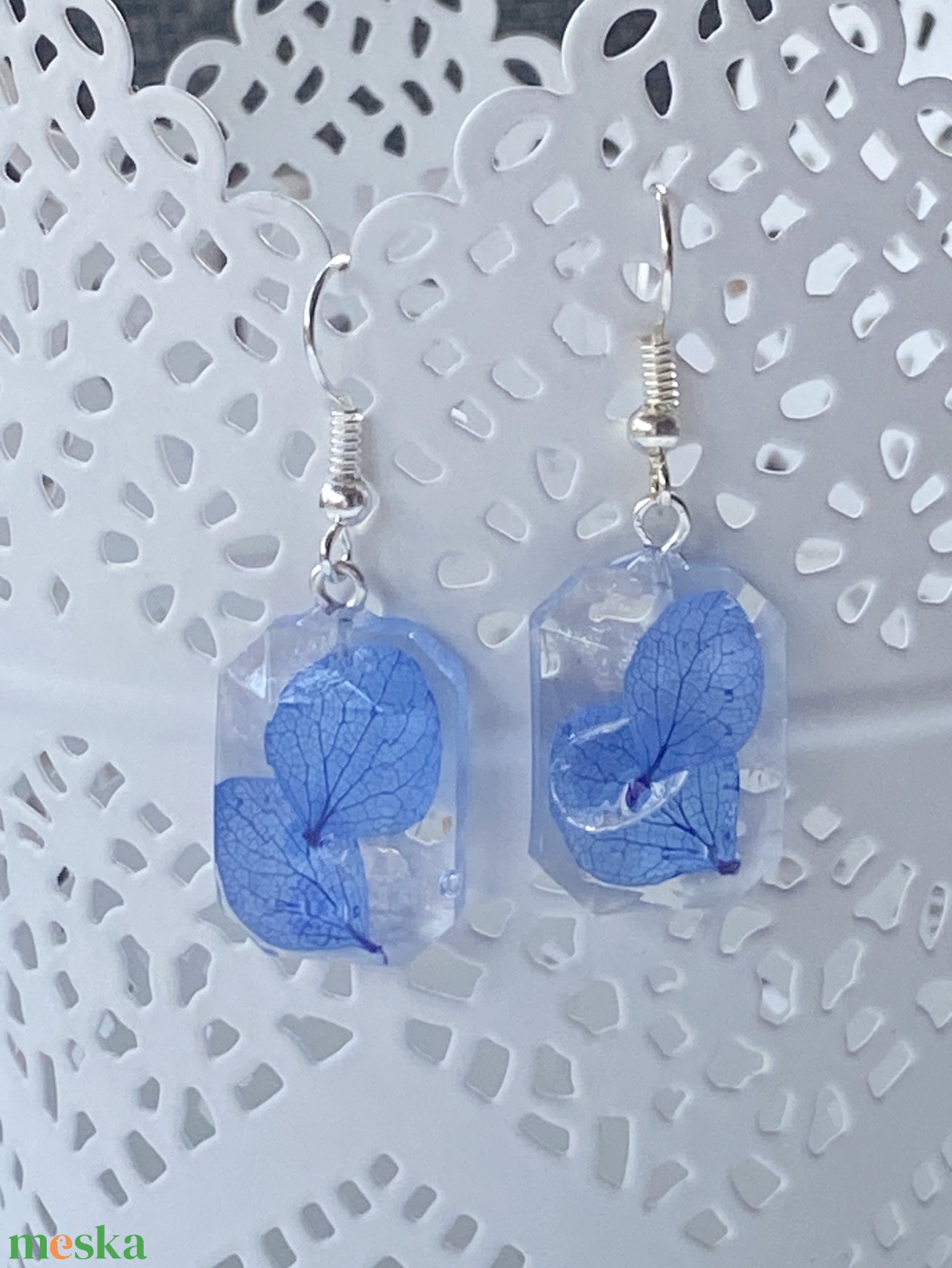 Kék mini hortenzia ,epoxi gyanta fülbevaló - ékszer - fülbevaló - lógó fülbevaló - Meska.hu