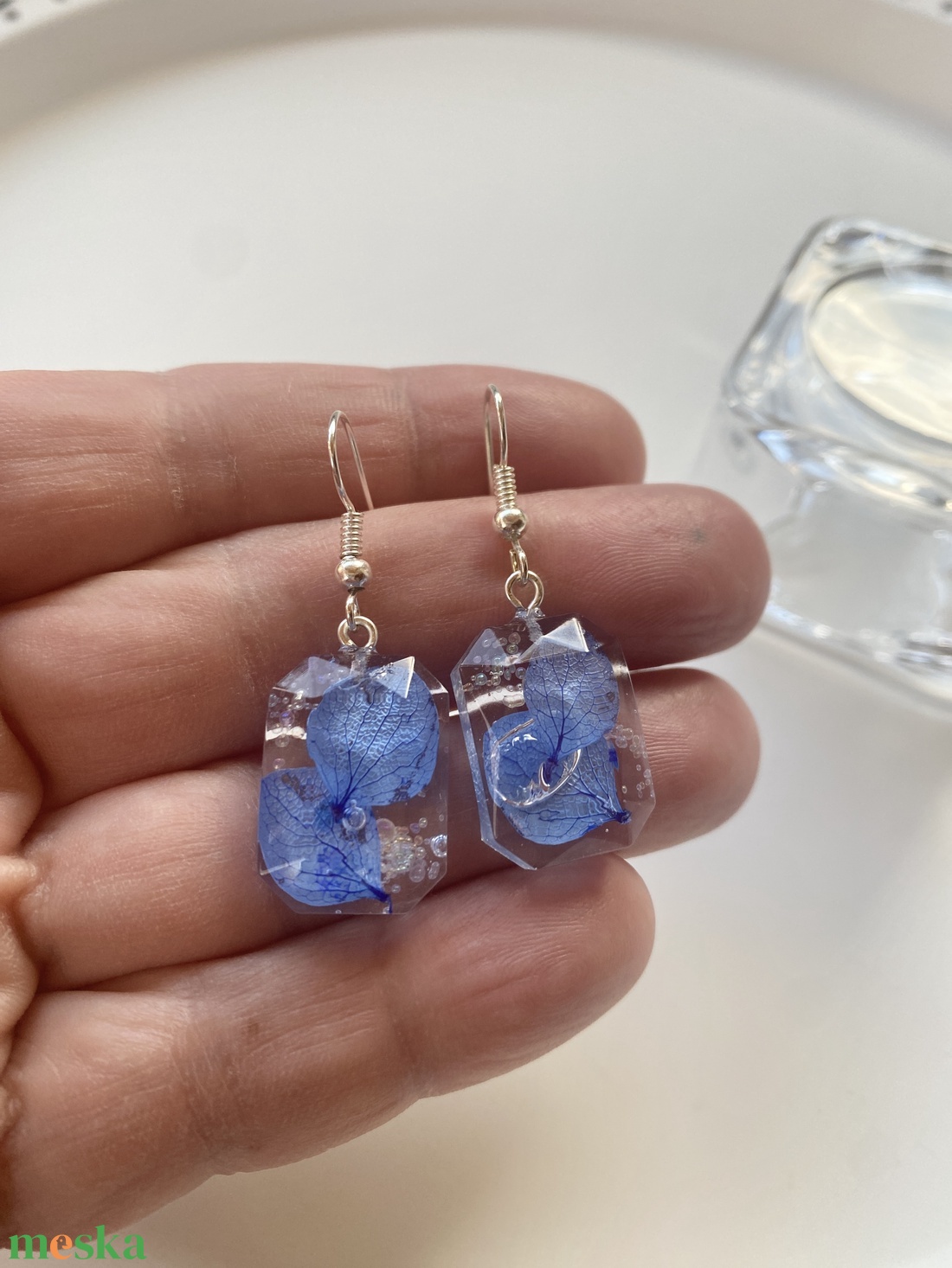 Kék mini hortenzia ,epoxi gyanta fülbevaló - ékszer - fülbevaló - lógó fülbevaló - Meska.hu