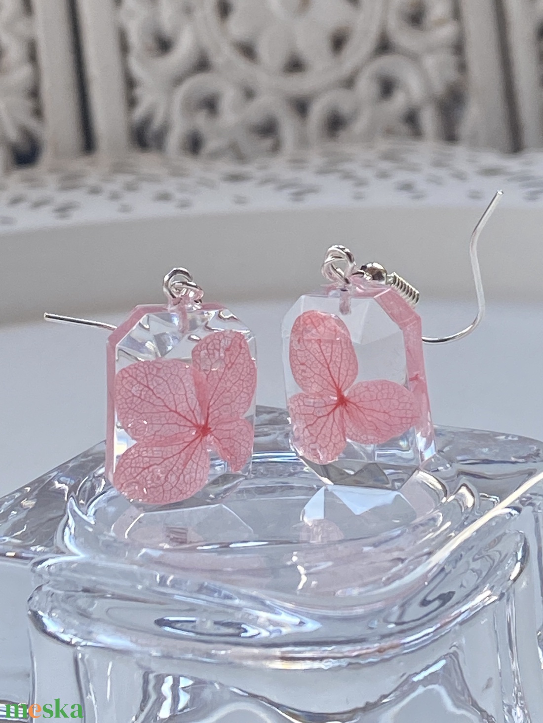 Rózsaszín mini hortenzia ,epoxi gyanta fülbevaló - ékszer - fülbevaló - lógó fülbevaló - Meska.hu