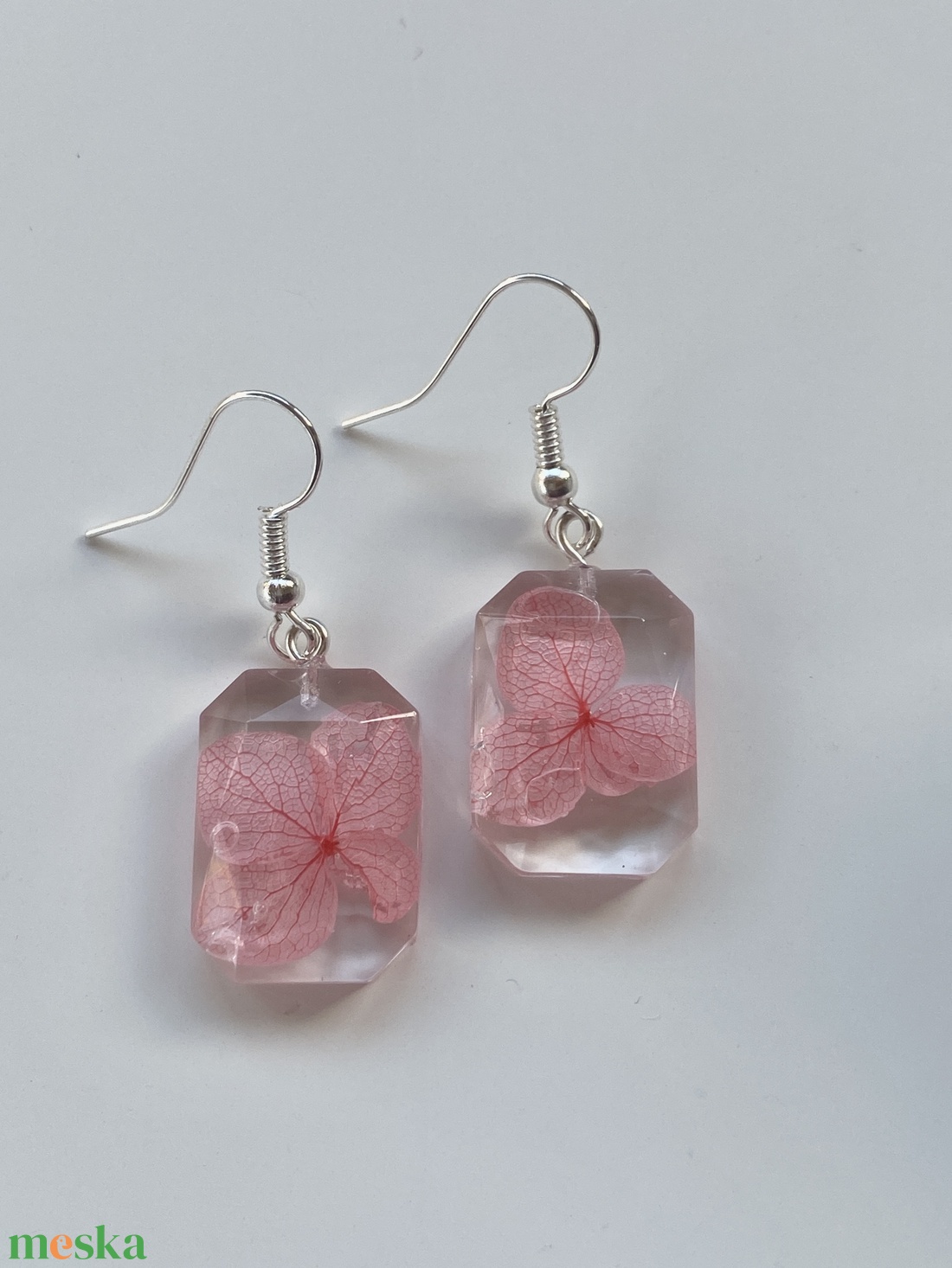 Rózsaszín mini hortenzia ,epoxi gyanta fülbevaló - ékszer - fülbevaló - lógó fülbevaló - Meska.hu
