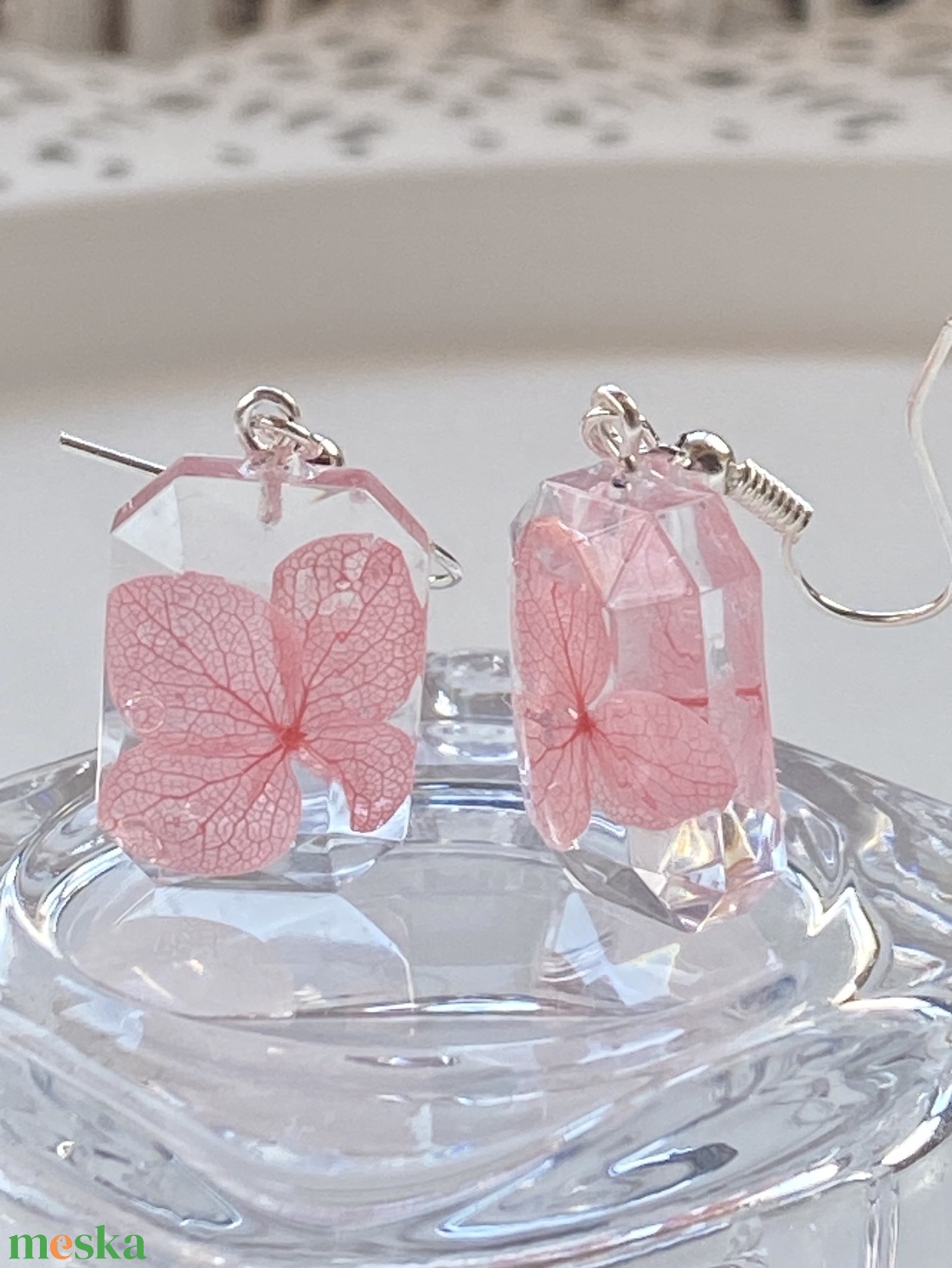 Rózsaszín mini hortenzia ,epoxi gyanta fülbevaló - ékszer - fülbevaló - lógó fülbevaló - Meska.hu