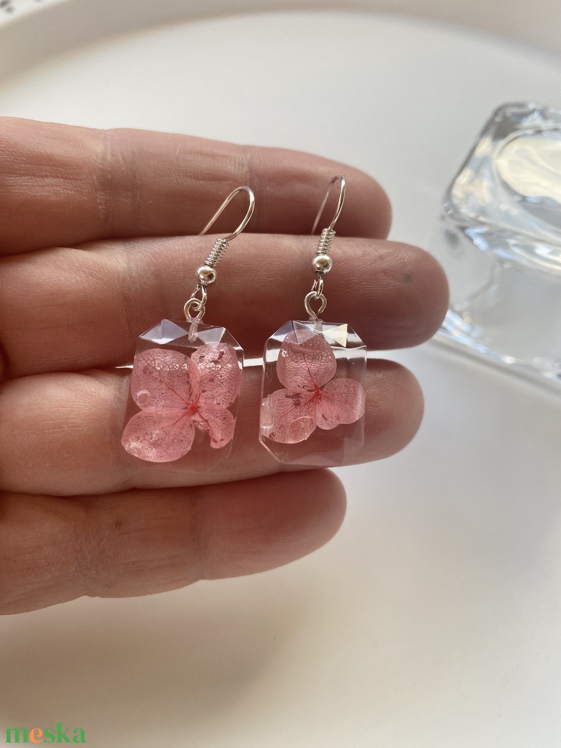 Rózsaszín mini hortenzia ,epoxi gyanta fülbevaló - ékszer - fülbevaló - lógó fülbevaló - Meska.hu