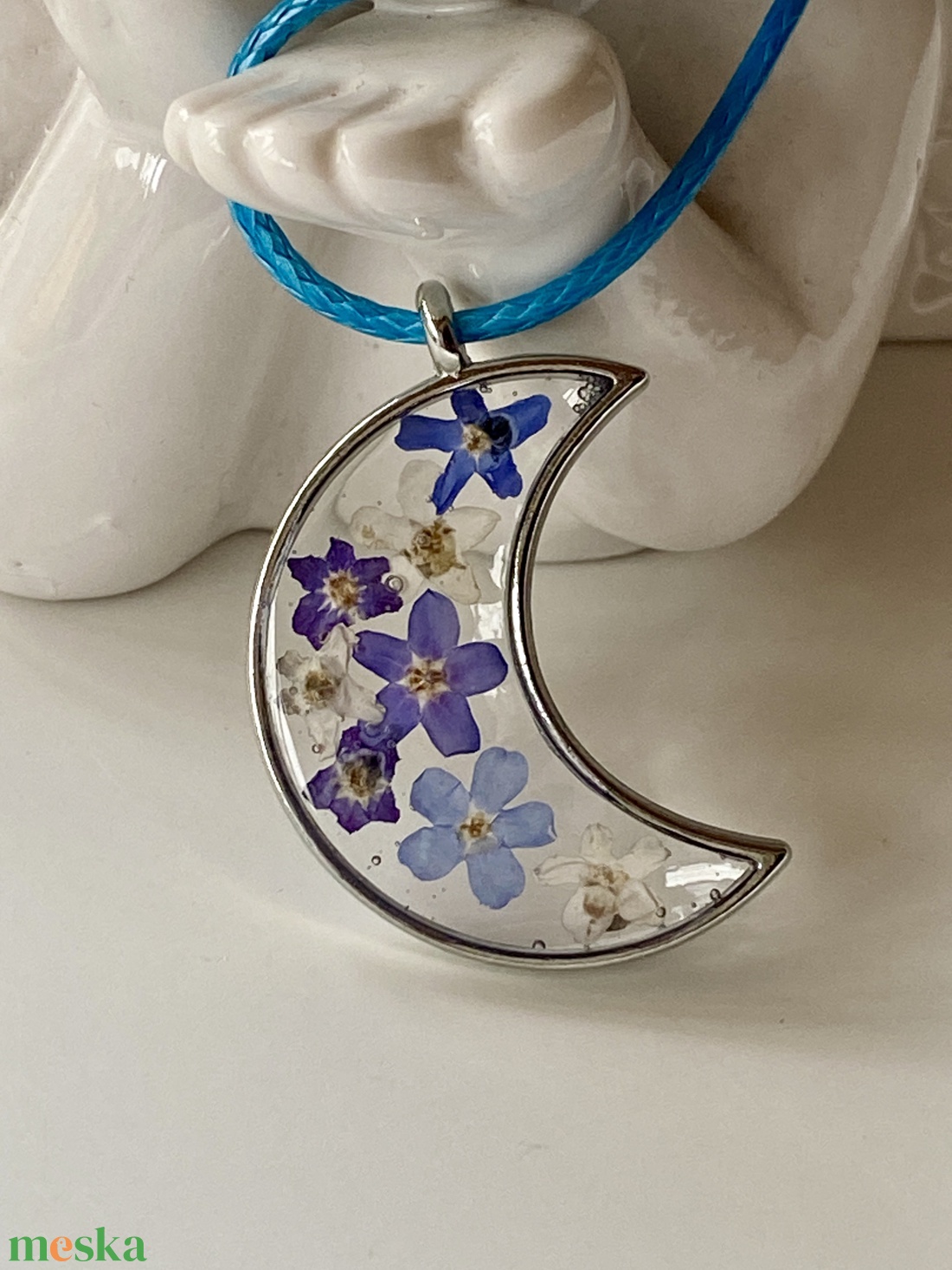 Nefelejcsek-fém keretes epoxi gyanta Hold medál - ékszer - nyaklánc - medálos nyaklánc - Meska.hu