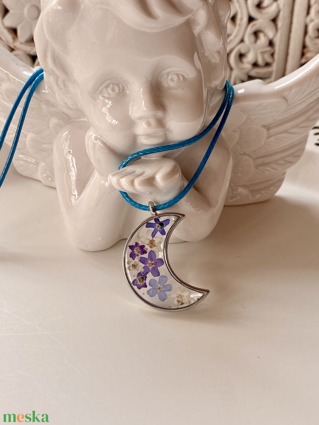 Nefelejcsek-fém keretes epoxi gyanta Hold medál - ékszer - nyaklánc - medálos nyaklánc - Meska.hu