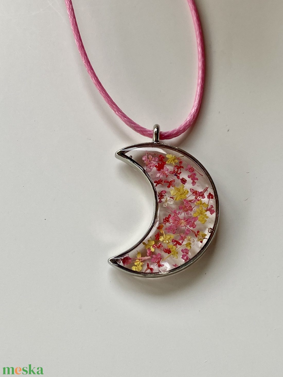 Pink/sárga mini virágok-fém keretes epoxi gyanta Hold medál - ékszer - nyaklánc - medálos nyaklánc - Meska.hu