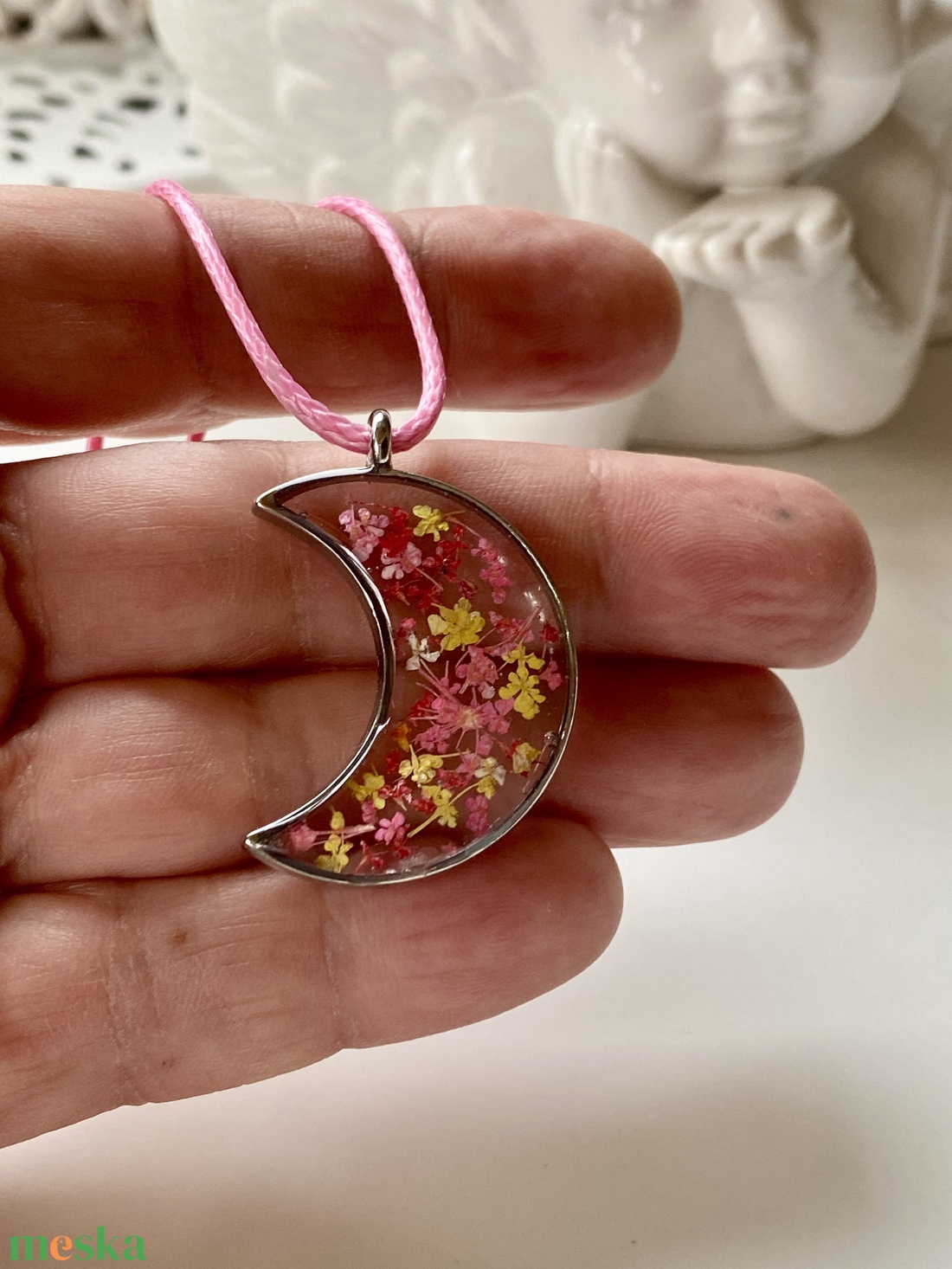 Pink/sárga mini virágok-fém keretes epoxi gyanta Hold medál - ékszer - nyaklánc - medálos nyaklánc - Meska.hu