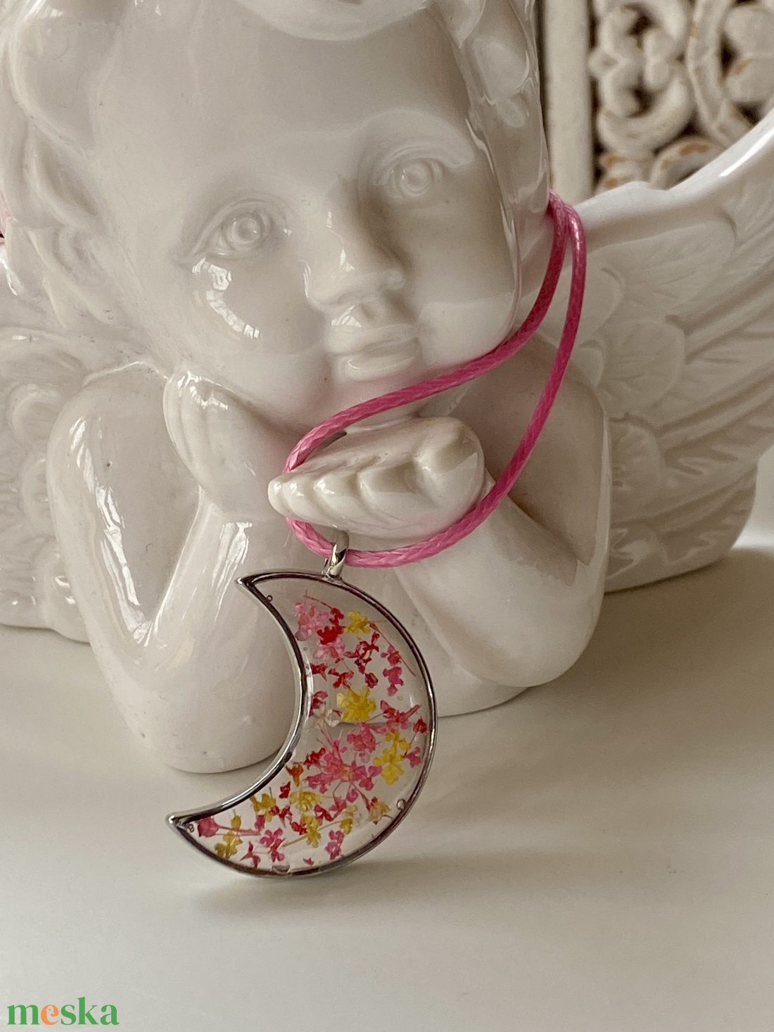 Pink/sárga mini virágok-fém keretes epoxi gyanta Hold medál - ékszer - nyaklánc - medálos nyaklánc - Meska.hu