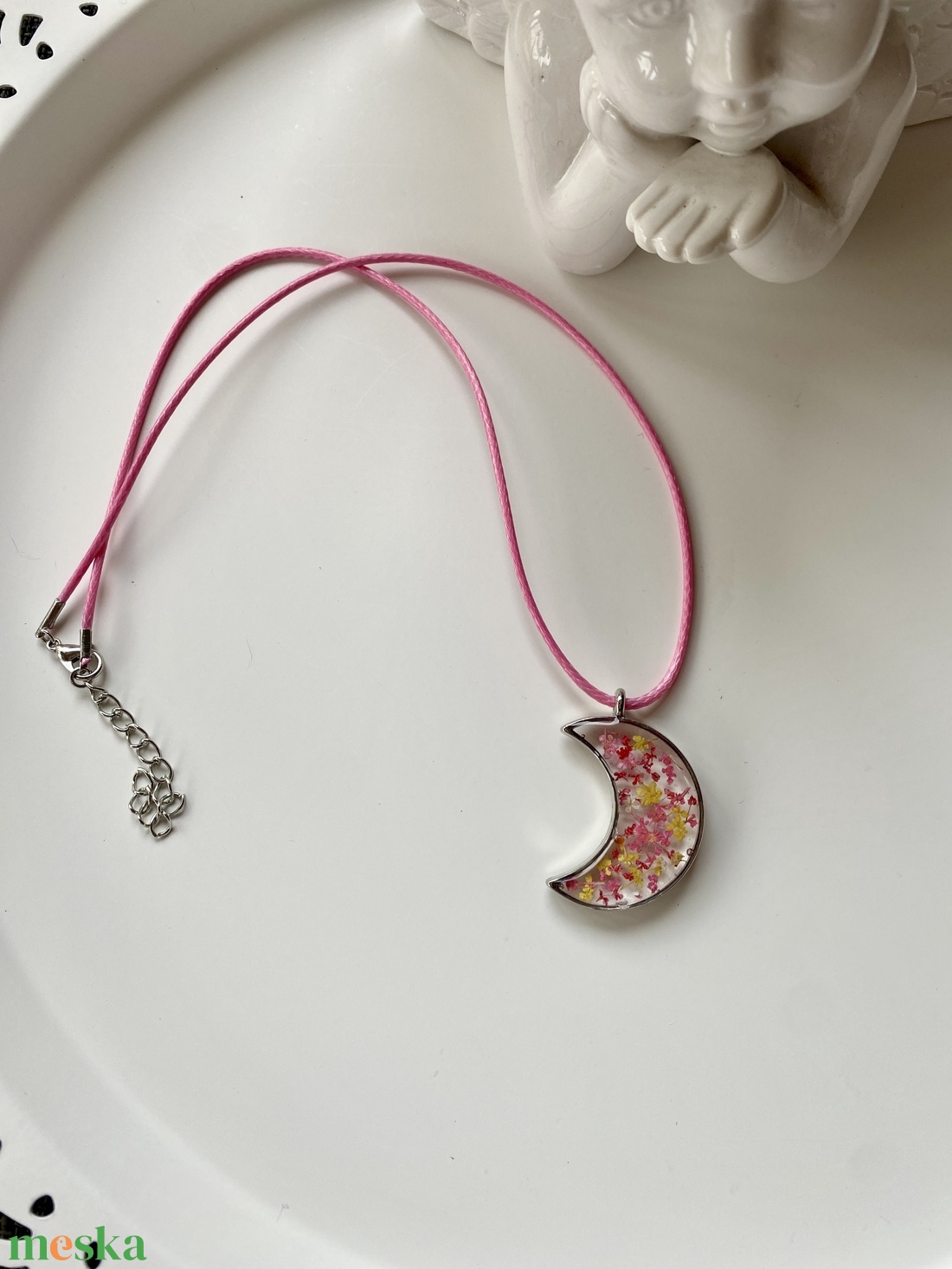 Pink/sárga mini virágok-fém keretes epoxi gyanta Hold medál - ékszer - nyaklánc - medálos nyaklánc - Meska.hu