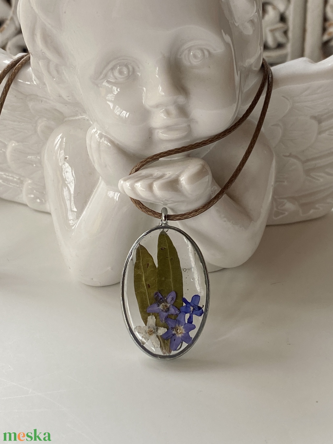 Nefelejcsek és levelek-keretes ovál epoxi gyanta medál - ékszer - nyaklánc - medálos nyaklánc - Meska.hu