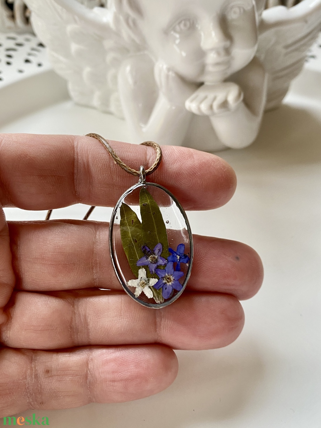 Nefelejcsek és levelek-keretes ovál epoxi gyanta medál - ékszer - nyaklánc - medálos nyaklánc - Meska.hu