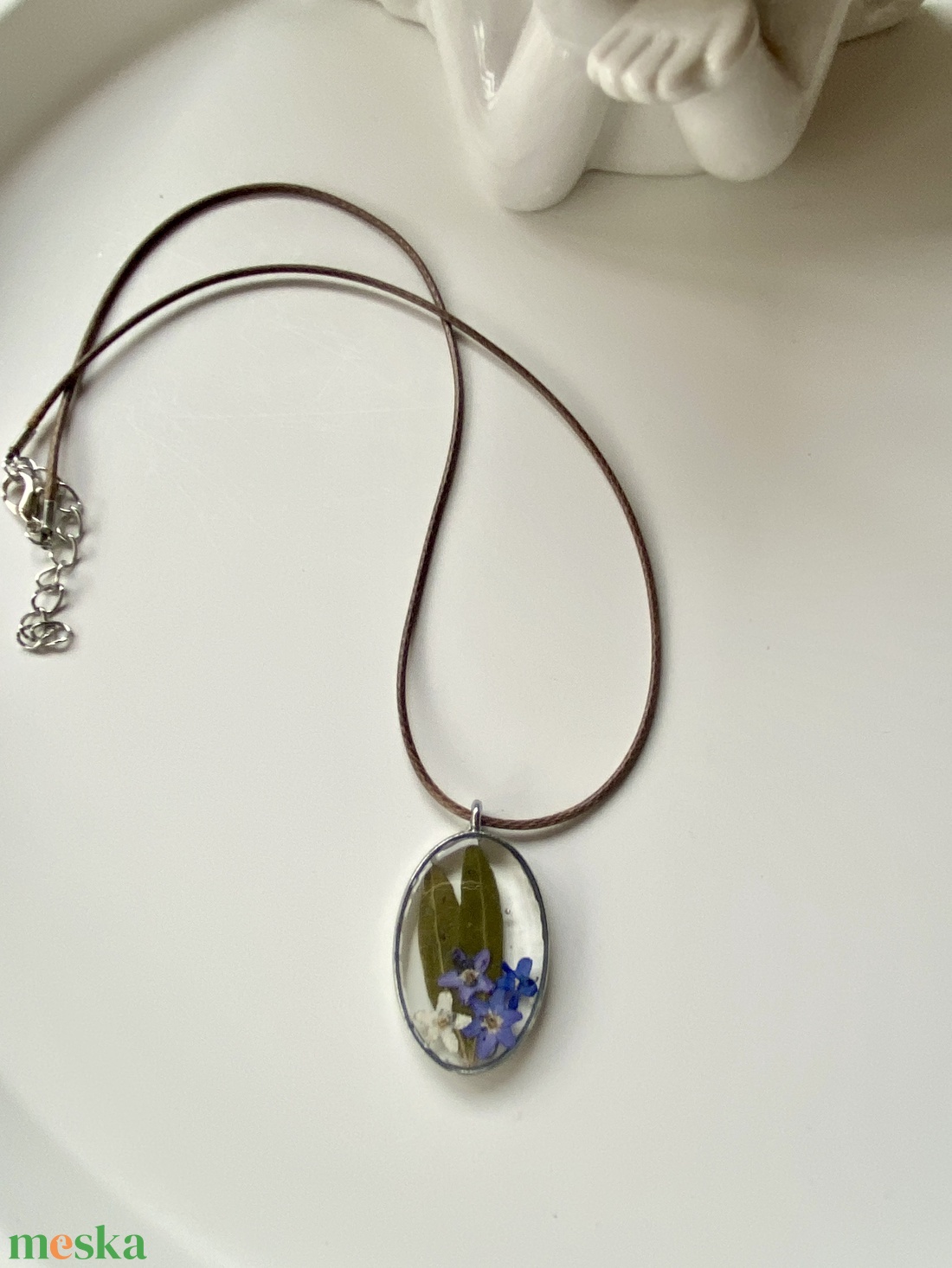 Nefelejcsek és levelek-keretes ovál epoxi gyanta medál - ékszer - nyaklánc - medálos nyaklánc - Meska.hu