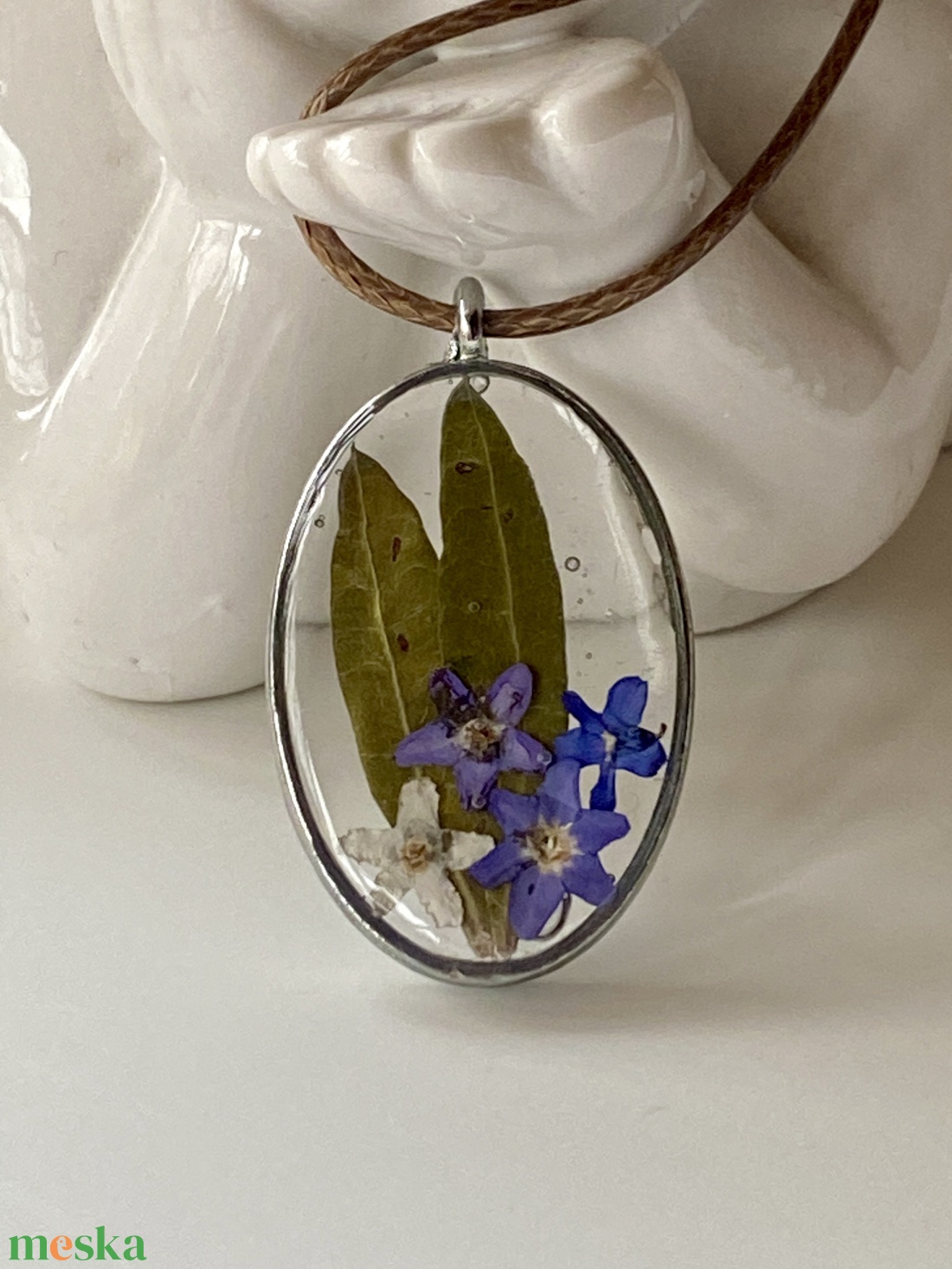 Nefelejcsek és levelek-keretes ovál epoxi gyanta medál - ékszer - nyaklánc - medálos nyaklánc - Meska.hu
