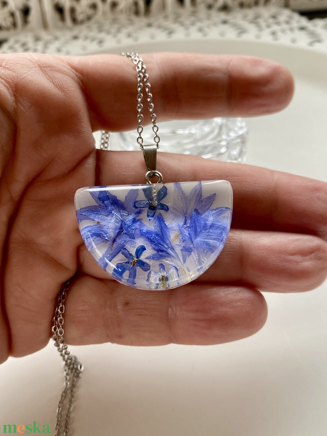 Búzavirág és nefelejcs-félkör műgyanta medál - ékszer - nyaklánc - medálos nyaklánc - Meska.hu