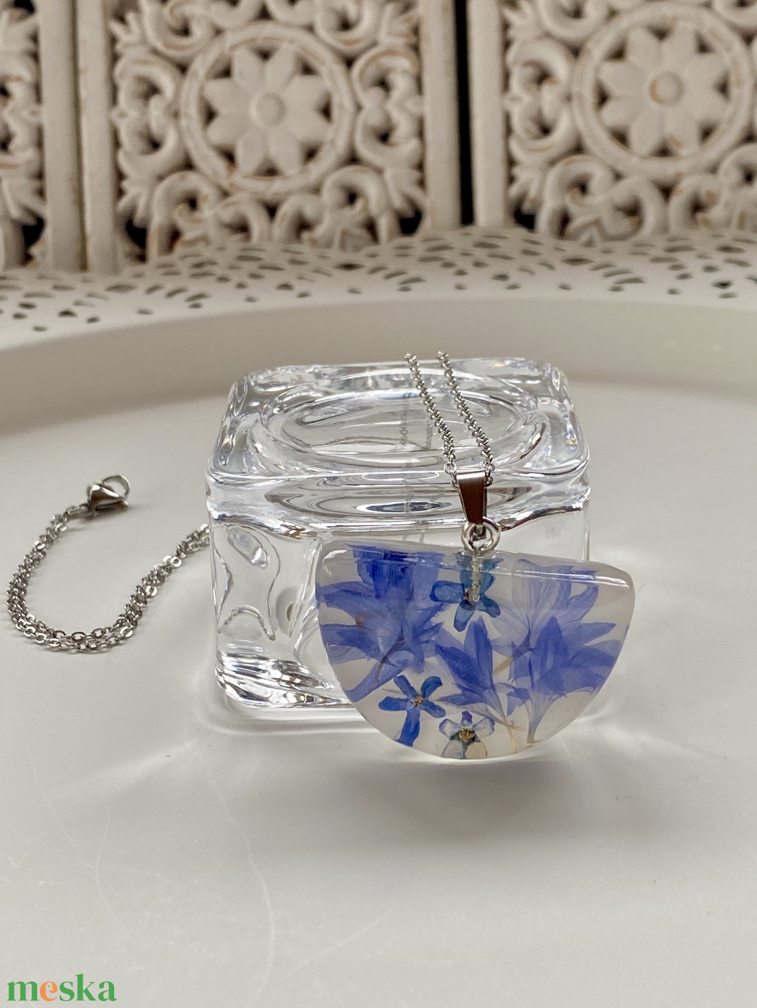 Búzavirág és nefelejcs-félkör műgyanta medál - ékszer - nyaklánc - medálos nyaklánc - Meska.hu