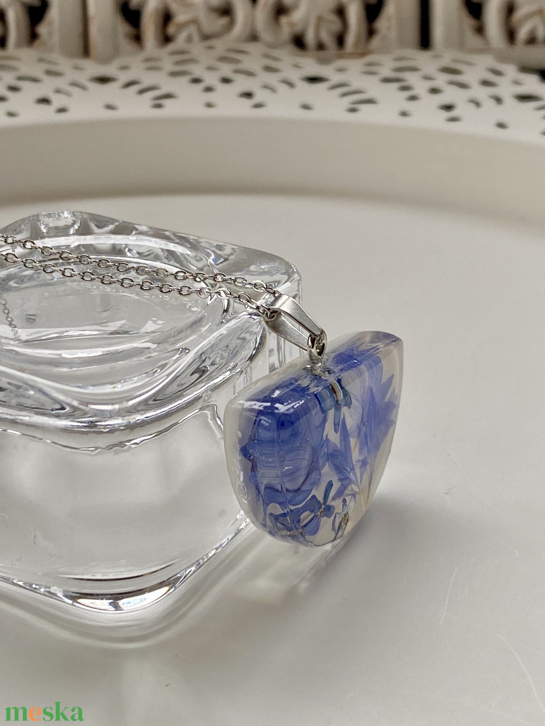 Búzavirág és nefelejcs-félkör műgyanta medál - ékszer - nyaklánc - medálos nyaklánc - Meska.hu