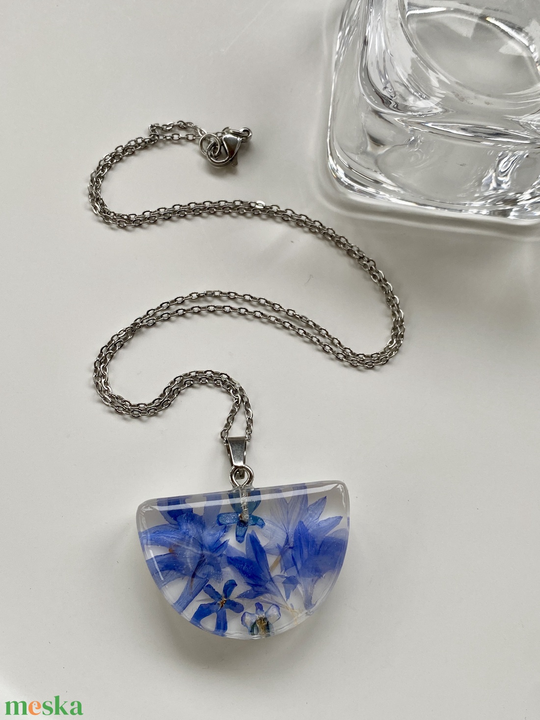 Búzavirág és nefelejcs-félkör műgyanta medál - ékszer - nyaklánc - medálos nyaklánc - Meska.hu