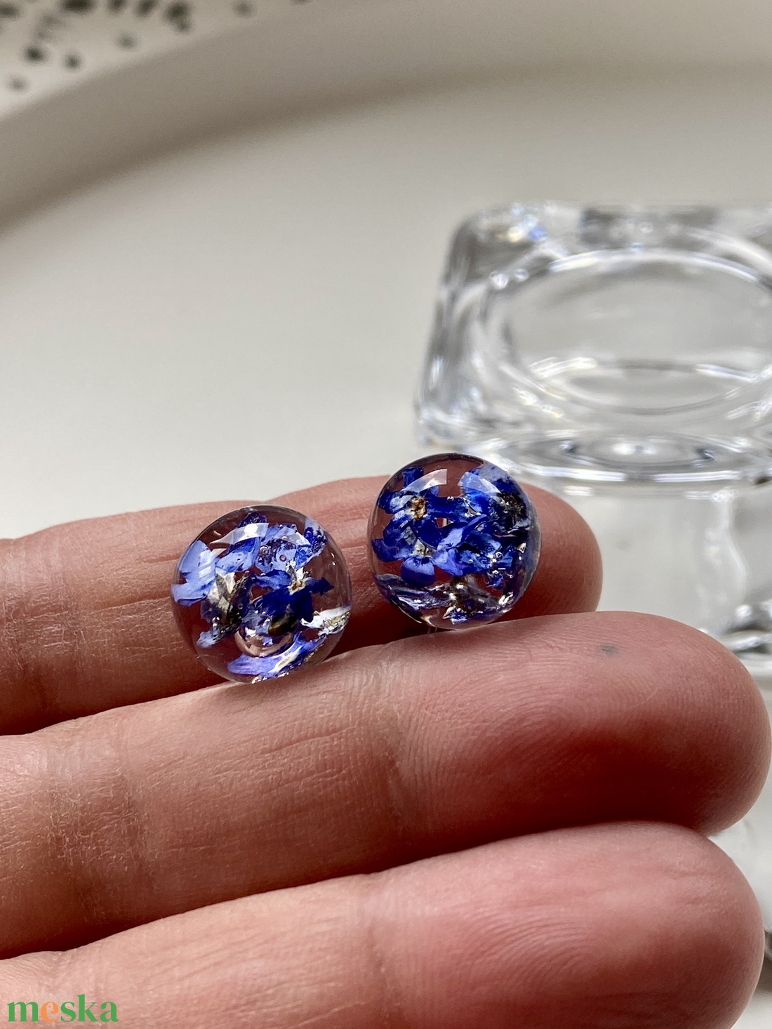 Nefelejcsek gömb-epoxi gyanta beszúrós fülbevaló - ékszer - fülbevaló - pötty fülbevaló - Meska.hu