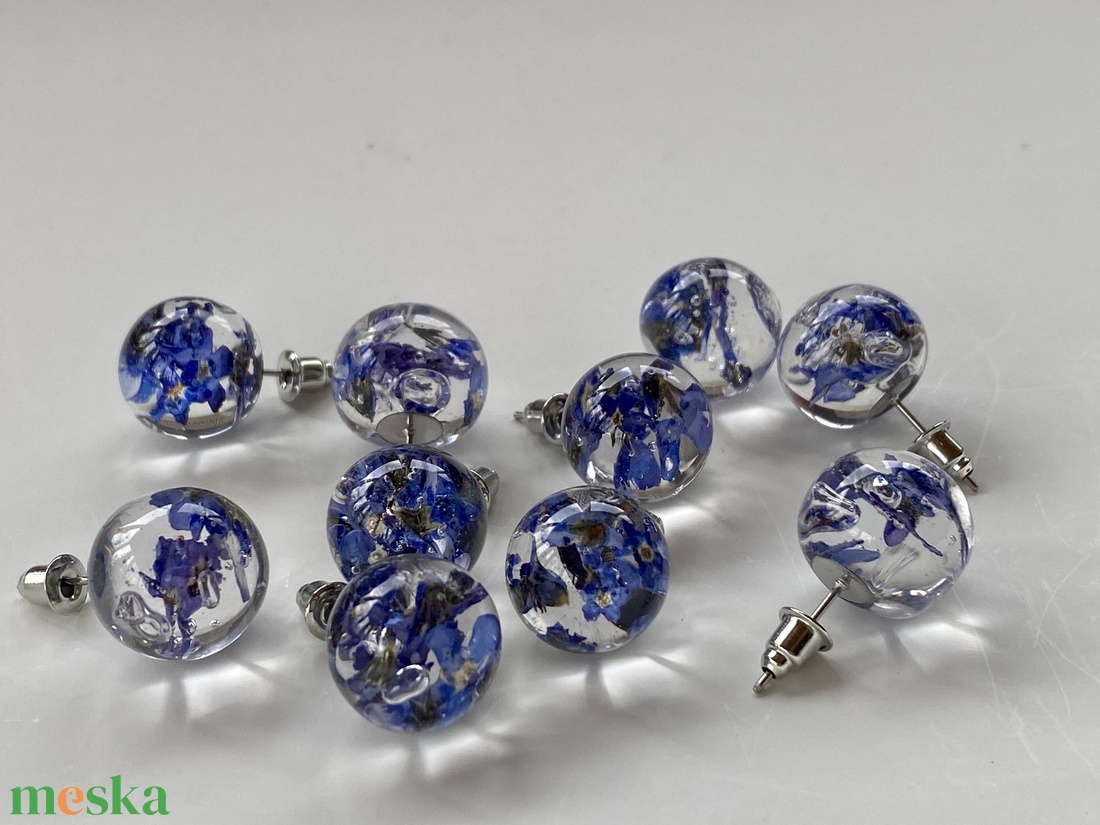 Nefelejcsek gömb-epoxi gyanta beszúrós fülbevaló - ékszer - fülbevaló - pötty fülbevaló - Meska.hu
