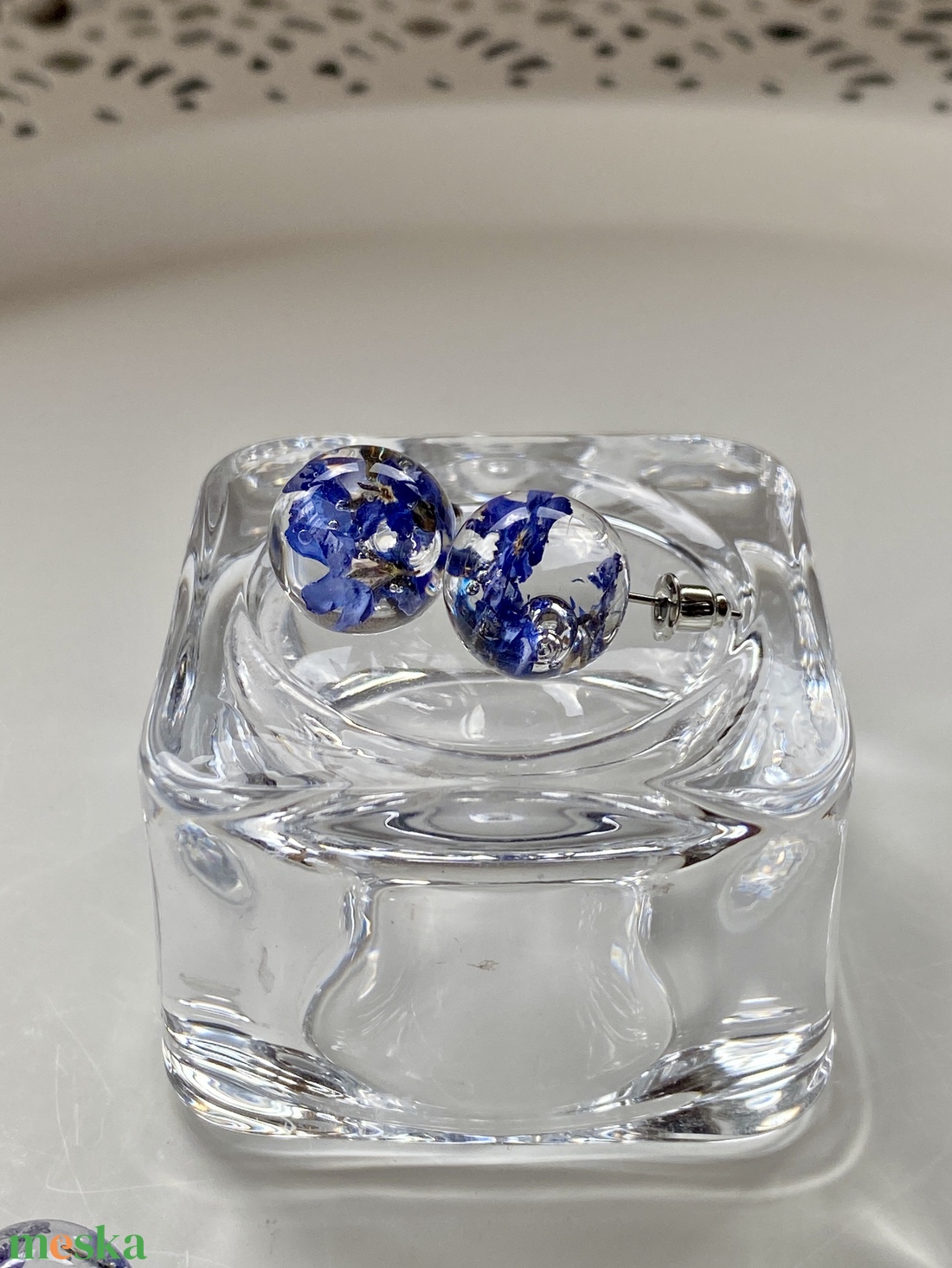 Nefelejcsek gömb-epoxi gyanta beszúrós fülbevaló - ékszer - fülbevaló - pötty fülbevaló - Meska.hu