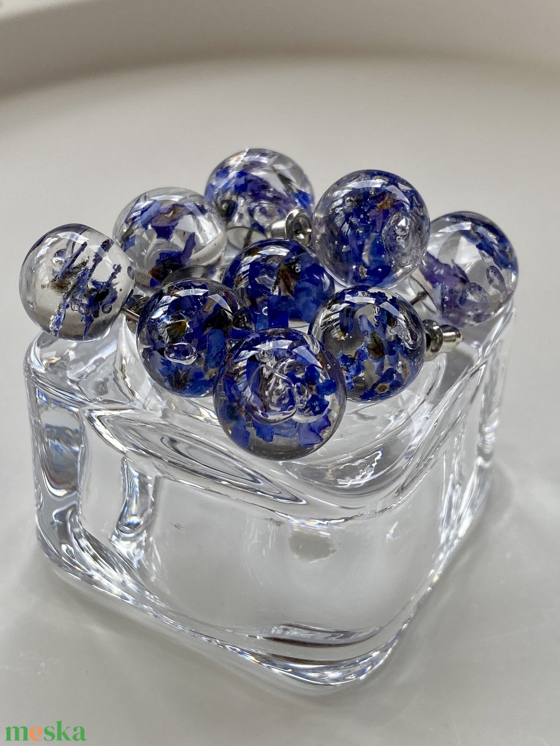 Nefelejcsek gömb-epoxi gyanta beszúrós fülbevaló - ékszer - fülbevaló - pötty fülbevaló - Meska.hu