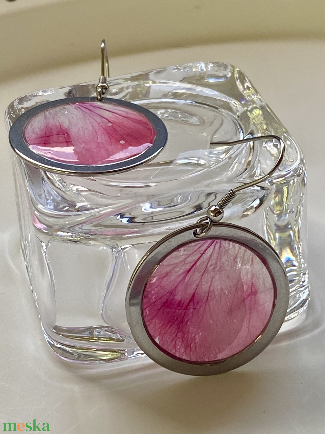 Pink muskátli-kerek műgyanta,nemesacél fülbevaló - ékszer - fülbevaló - lógó fülbevaló - Meska.hu