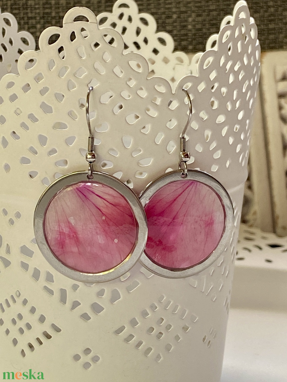 Pink muskátli-kerek műgyanta,nemesacél fülbevaló - ékszer - fülbevaló - lógó fülbevaló - Meska.hu