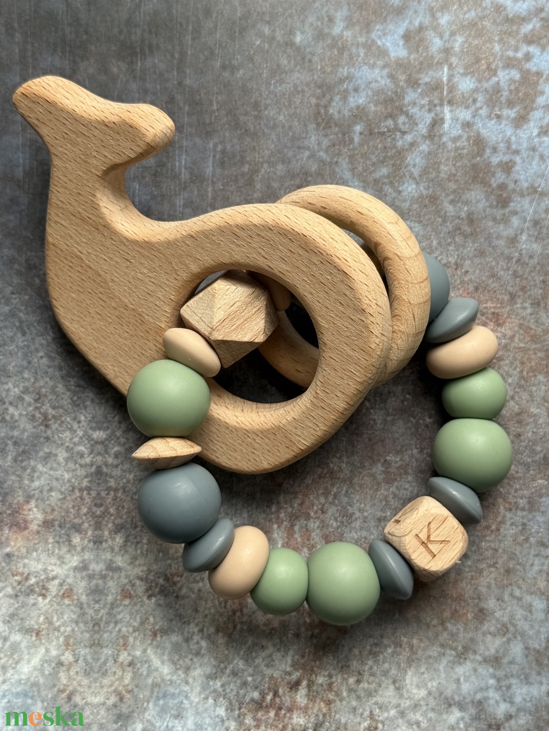 Csörgő rágóka #04 Zsálya Karamell Antracit kezdőbetűvel - baba - mama - baba játékok - rágóka - Meska.hu