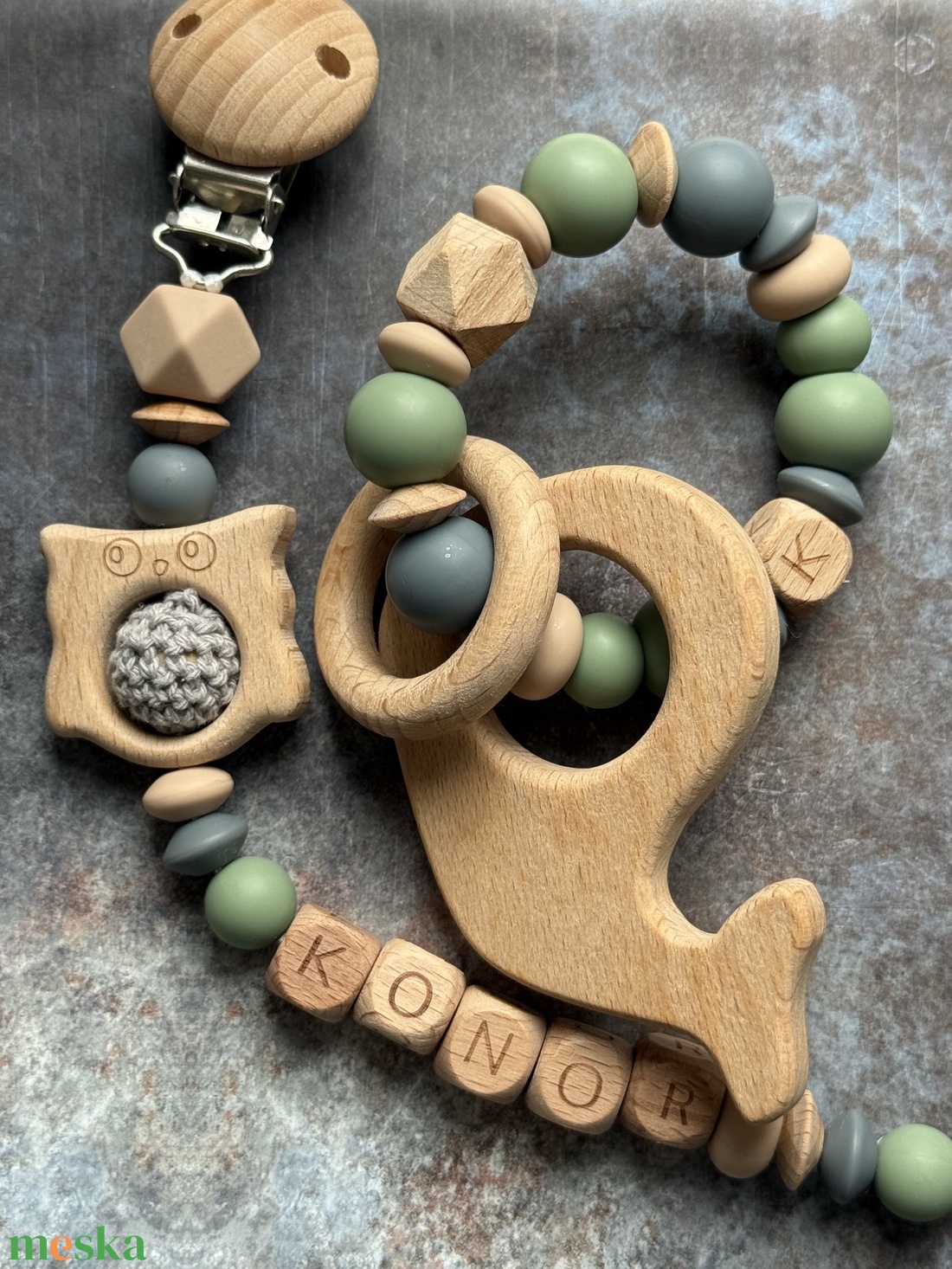 BABABOX #02 Csörgő rágóka  és cumilánc Zsálya - Karamell - Antracit - baba - mama - baba játékok - rágóka - Meska.hu