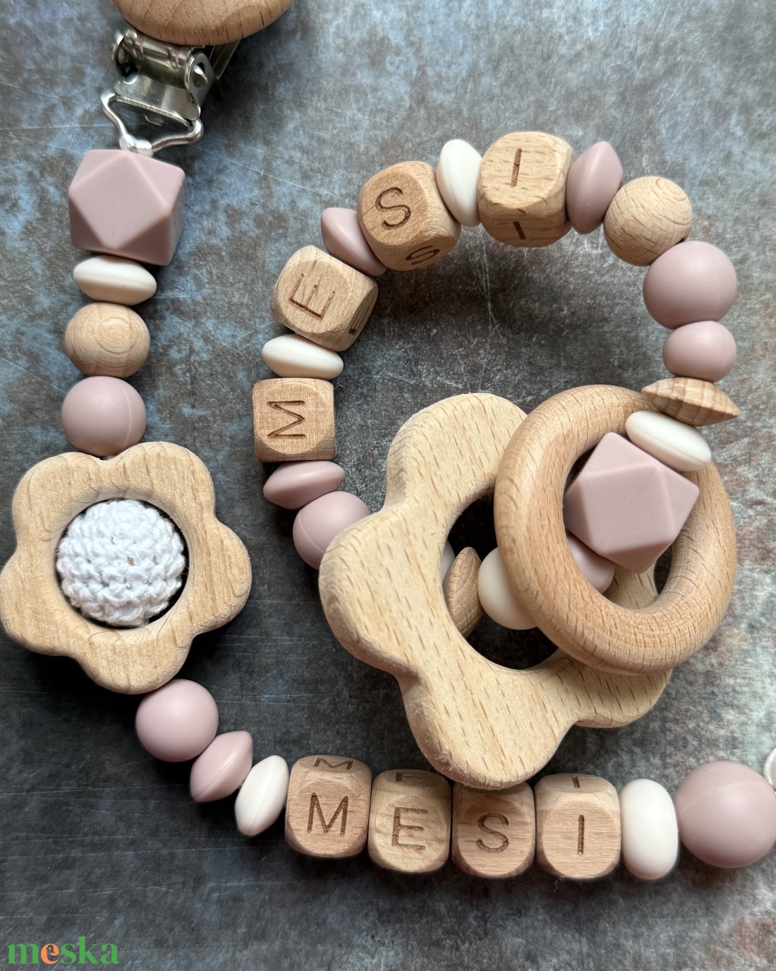 BABABOX #04 Csörgő rágóka  és cumilánc Mályva - Vanília - baba - mama - baba játékok - rágóka - Meska.hu