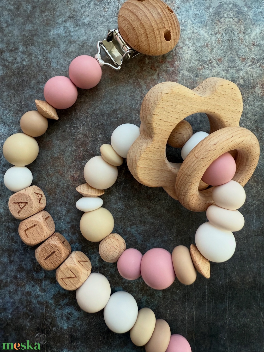 BABABOX #06 Csörgő rágóka  és cumilánc Bézs - Mályva - Fehér - Karamell - Vanília - baba - mama - baba játékok - rágóka - Meska.hu