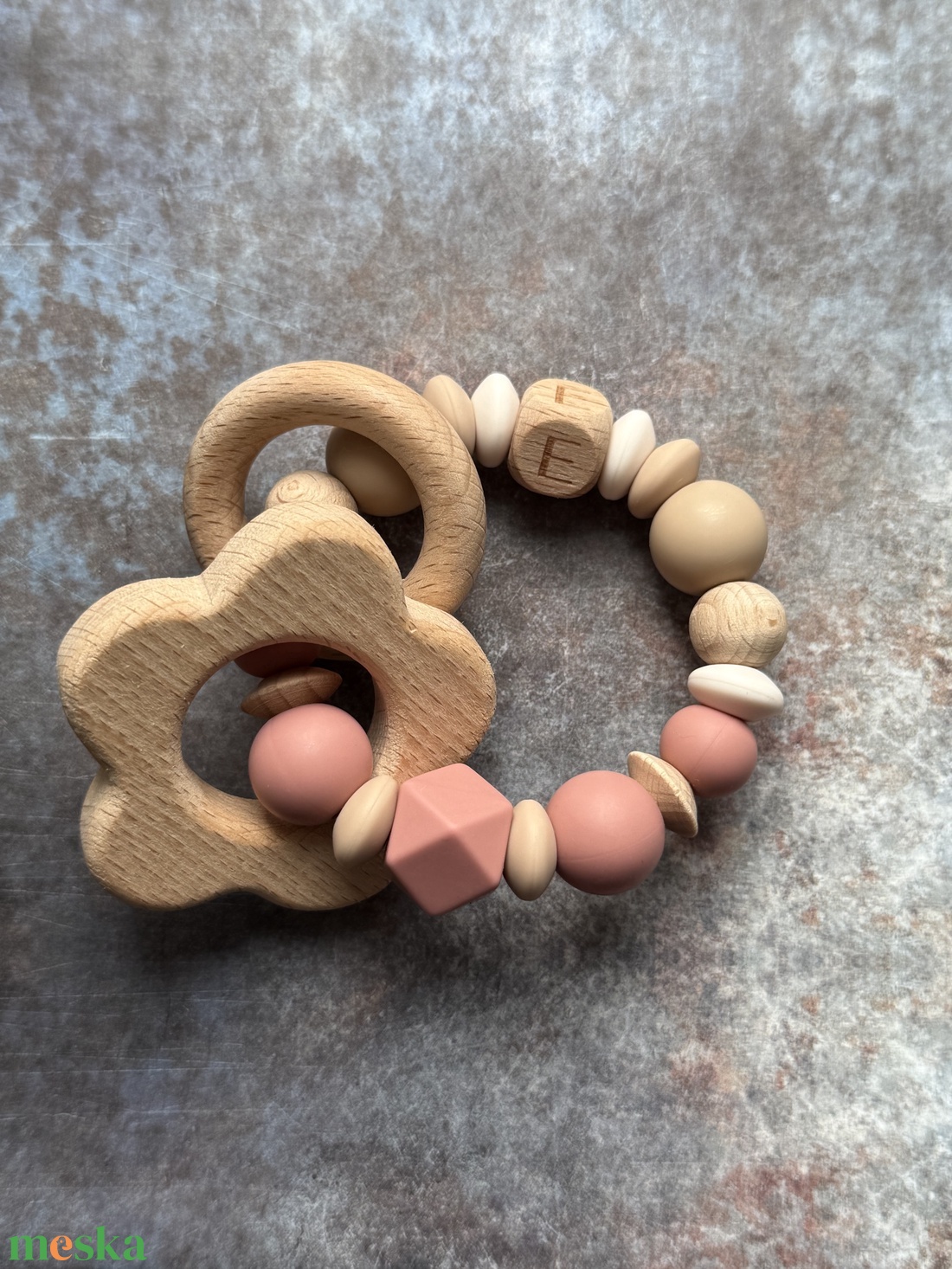 Csörgő rágóka #16 Rozé Karamell Vanília kezdőbetűvel - baba - mama - baba játékok - rágóka - Meska.hu