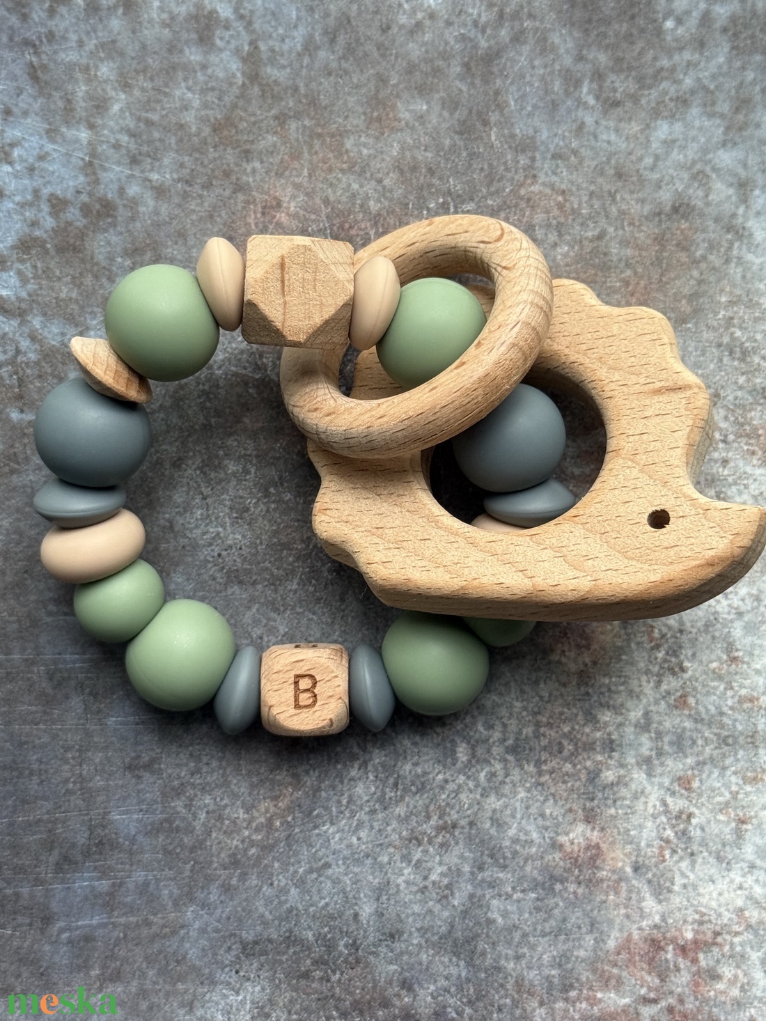 Csörgő rágóka #21 Zsálya Karamell Antracit kezdőbetűvel - baba - mama - baba játékok - rágóka - Meska.hu