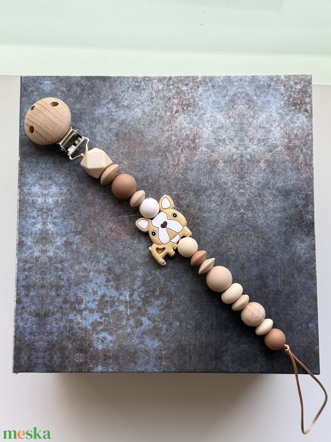 BABABOX készletről barna bézs francia buldog csörgő rágóka és cumilánc - baba - mama - baba játékok - rágóka - Meska.hu