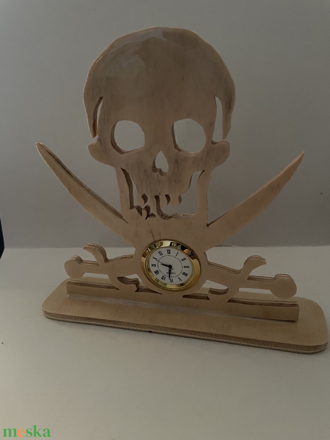 Kalóz koponya asztali óra - otthon & életmód - dekoráció - fali és függő dekoráció - falióra & óra - Meska.hu