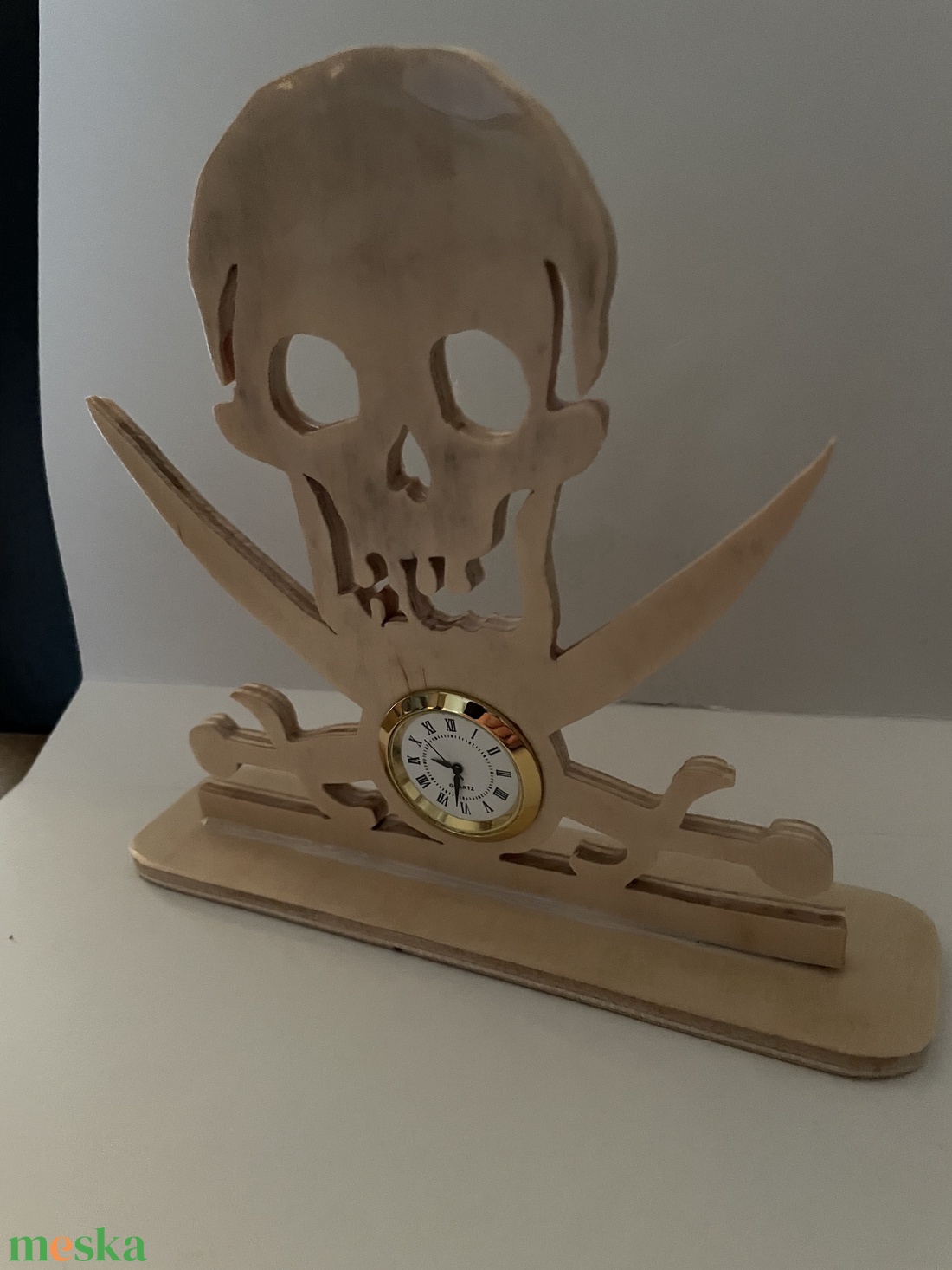 Kalóz koponya asztali óra - otthon & életmód - dekoráció - fali és függő dekoráció - falióra & óra - Meska.hu
