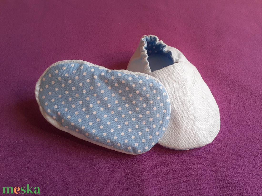  Textil babacipő, kocsicipő, mintás bébicipő, 2 oldalas kék pöttyös babacipő - játék & sport - baba & babaház - babaruha, babakellék - Meska.hu