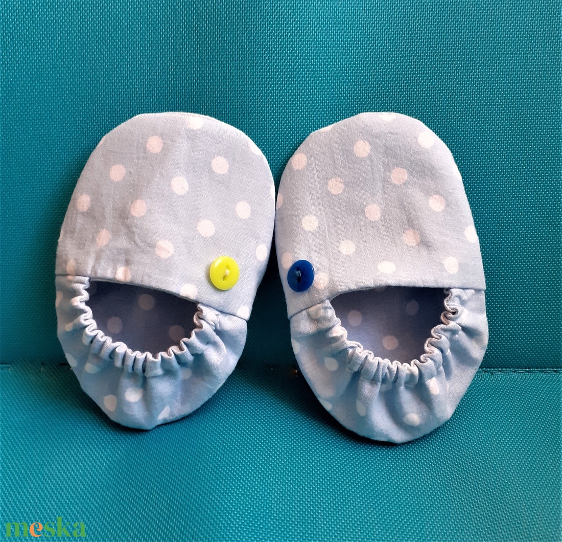 Nyári textil babacipő, kocsicipő, mintás bébicipő, 2 oldalas világoskék pöttyös babacipő - ruha & divat - babaruha & gyerekruha - babacipő - Meska.hu