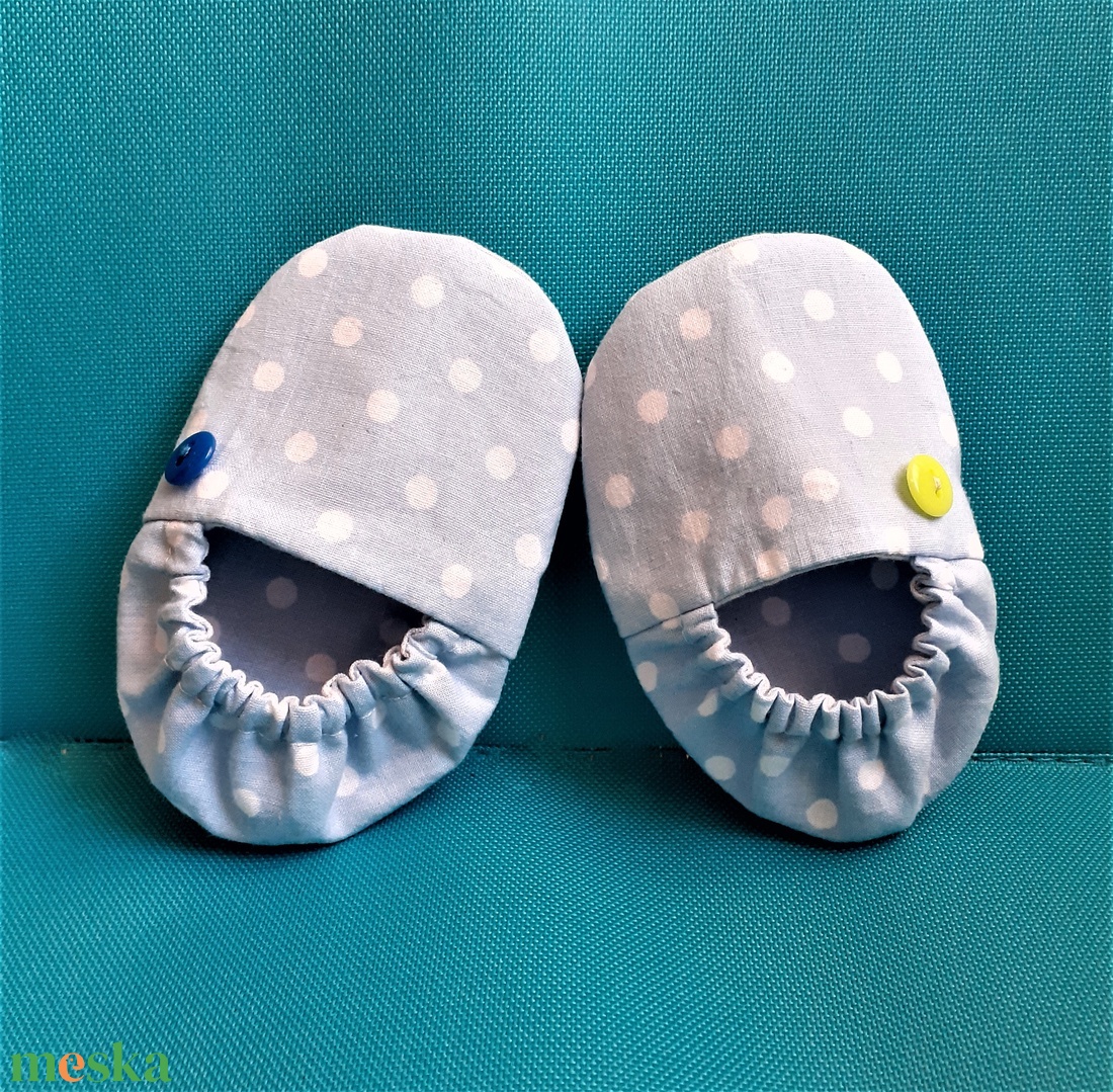 Nyári textil babacipő, kocsicipő, mintás bébicipő, 2 oldalas világoskék pöttyös babacipő - ruha & divat - babaruha & gyerekruha - babacipő - Meska.hu
