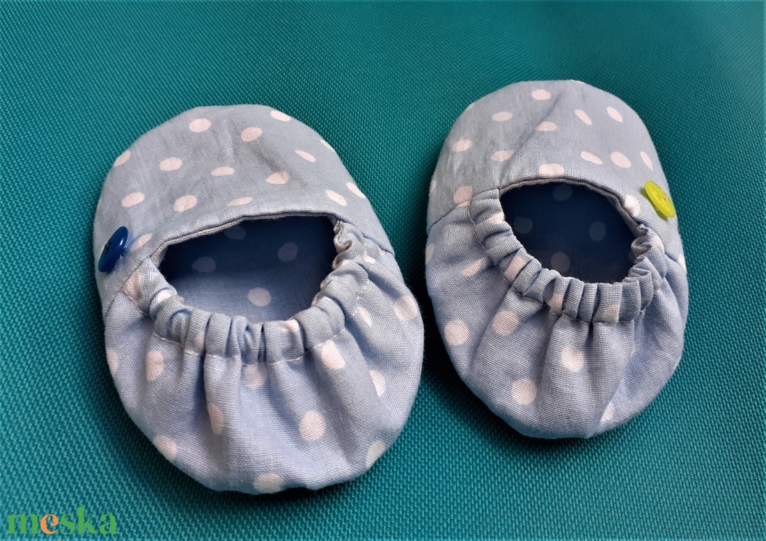 Nyári textil babacipő, kocsicipő, mintás bébicipő, 2 oldalas világoskék pöttyös babacipő - ruha & divat - babaruha & gyerekruha - babacipő - Meska.hu