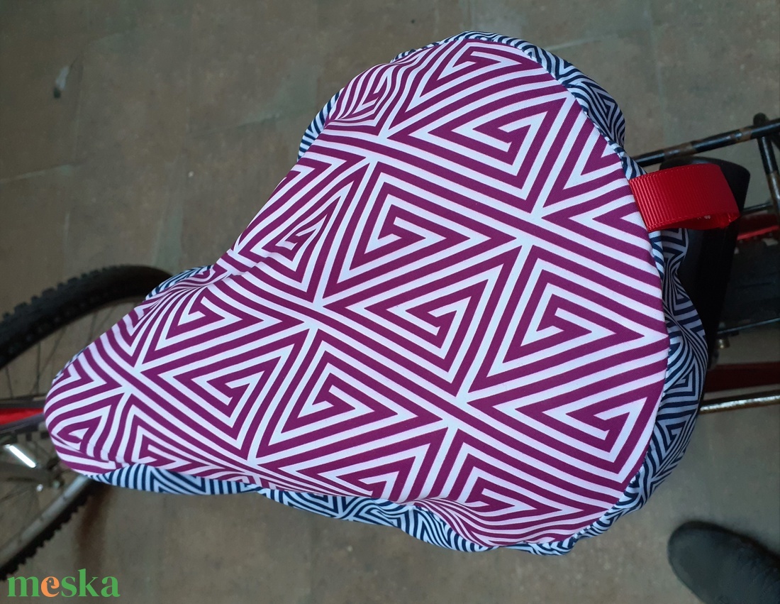 Vízhatlan nyeregvédő huzat, mintás biciklihuzat, textil nyeregvédő op-art mintával 2 változatban - táska & tok - edzőtáskák - edzőtáskák - Meska.hu