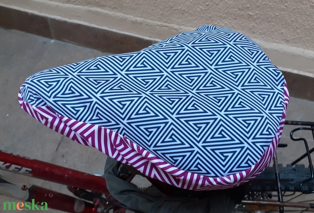 Vízhatlan nyeregvédő huzat, mintás biciklihuzat, textil nyeregvédő op-art mintával 2 változatban - táska & tok - edzőtáskák - edzőtáskák - Meska.hu