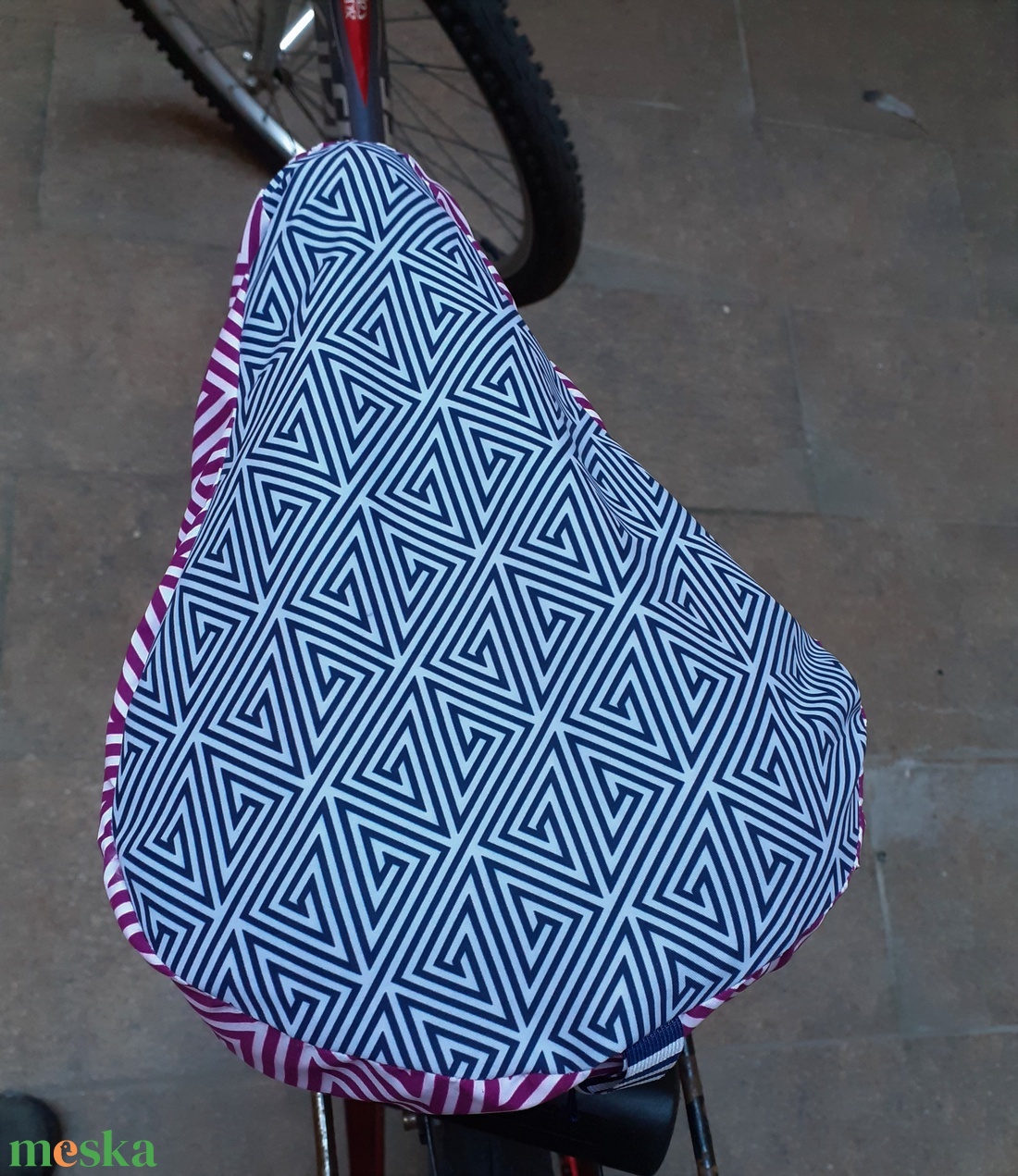 Mintás biciklihuzat, textil nyeregvédő op-art mintával 2 változatban - játék & sport - sport és kikapcsolódás - kerékpározás - nyereghuzat - Meska.hu
