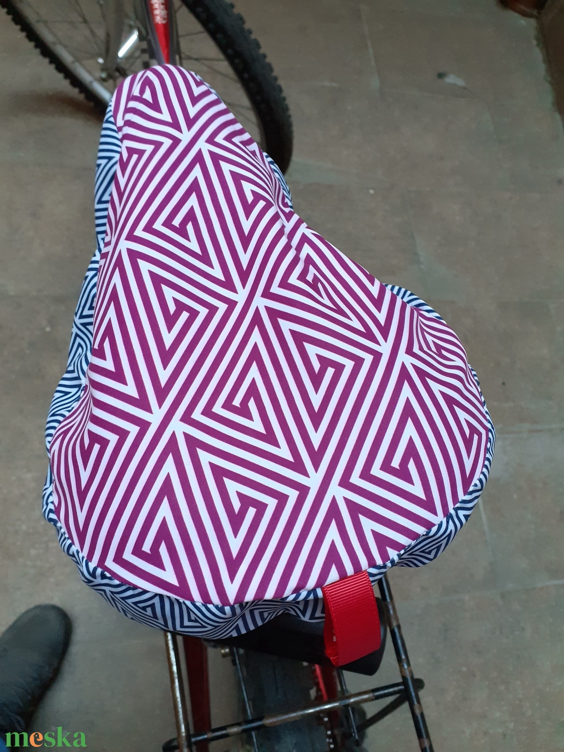 Mintás biciklihuzat, textil nyeregvédő op-art mintával 2 változatban - játék & sport - sport és kikapcsolódás - kerékpározás - nyereghuzat - Meska.hu