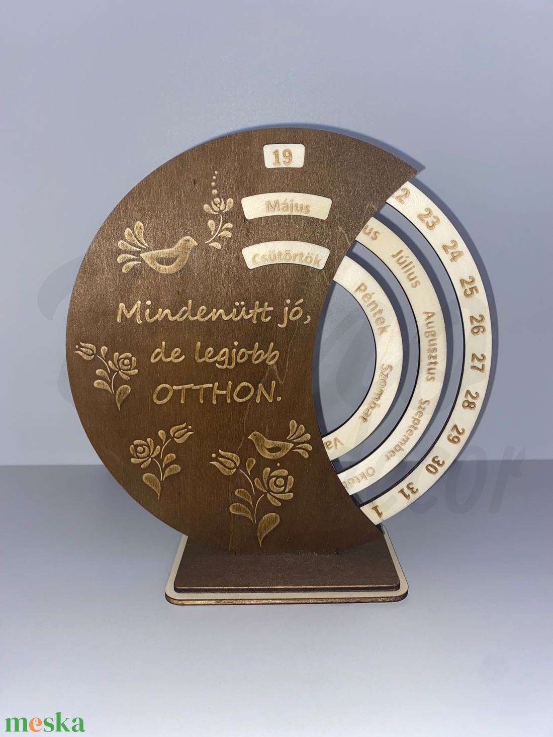 Gravírozott fa öröknaptár Mindenütt jó, de legjobb otthon felirattal - otthon & életmód - dekoráció - fali és függő dekoráció - falinaptár & öröknaptár - Meska.hu Gravírozott fa öröknaptár Mindenütt jó, de legjobb otthon felirattal - otthon & életmód - dekoráció - fali és függő dekoráció - falinaptár & öröknaptár - Meska.hu