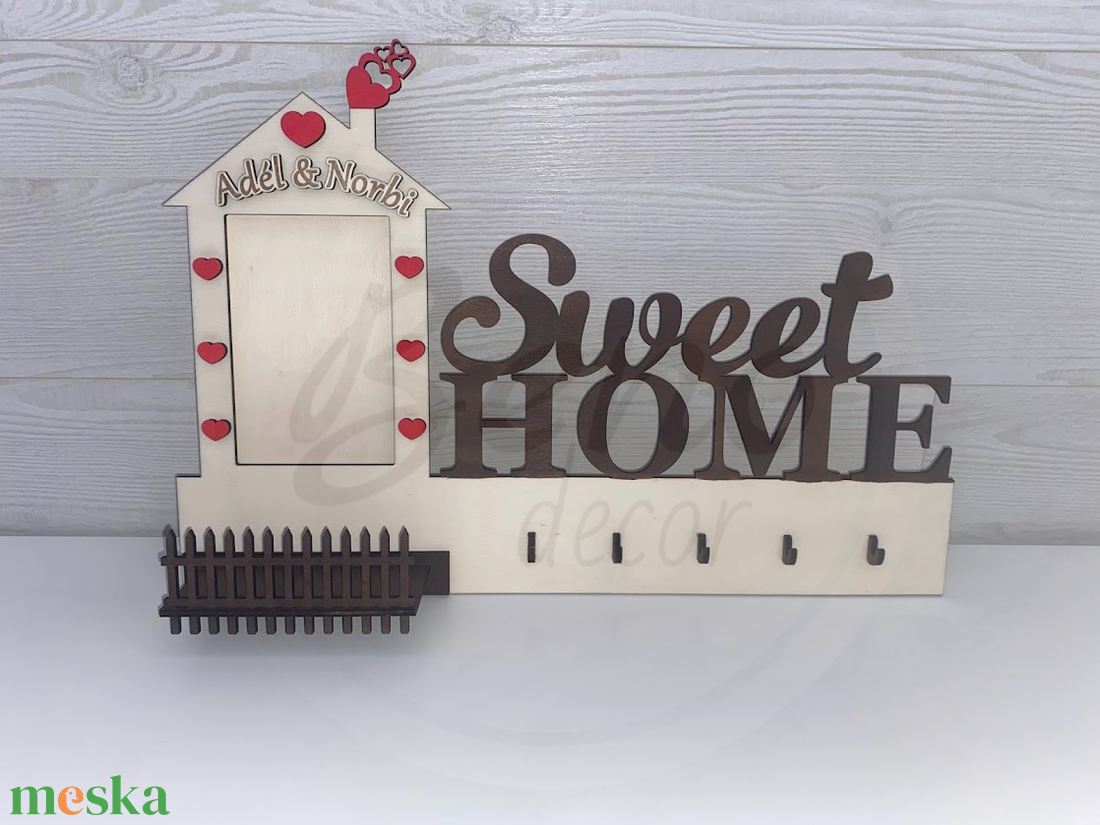 Személyre szabható Sweet Home fali kulcstartó - fényképtartóval és névvel gravírozva - otthon & életmód - dekoráció - fali és függő dekoráció - fali kulcstartó - Meska.hu Személyre szabható Sweet Home fali kulcstartó - fényképtartóval és névvel gravírozva - otthon & életmód - dekoráció - fali és függő dekoráció - fali kulcstartó - Meska.hu