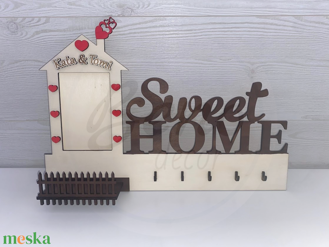 Személyre szabható Sweet Home fali kulcstartó - fényképtartóval és névvel gravírozva - otthon & életmód - dekoráció - fali és függő dekoráció - fali kulcstartó - Meska.hu Személyre szabható Sweet Home fali kulcstartó - fényképtartóval és névvel gravírozva - otthon & életmód - dekoráció - fali és függő dekoráció - fali kulcstartó - Meska.hu