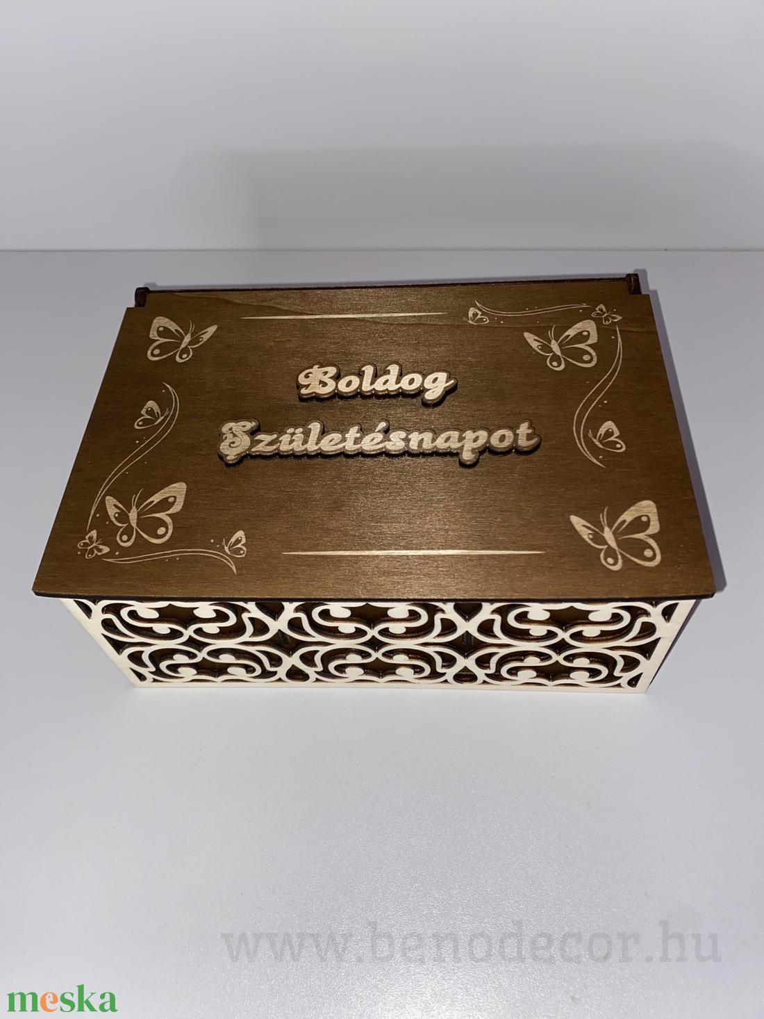 Születésnapi fa ajándékdoboz gravírozott pillangó mintával - otthon & életmód - dekoráció - asztal és polc dekoráció - díszdoboz - Meska.hu Születésnapi fa ajándékdoboz gravírozott pillangó mintával - otthon & életmód - dekoráció - asztal és polc dekoráció - díszdoboz - Meska.hu